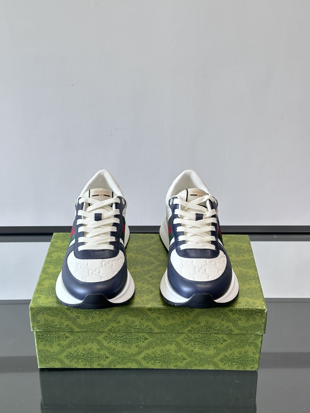 Gucci 高仿白藍配色運動鞋 男士GG壓紋 休閒輕運動風｜歐美奢侈品精品推薦