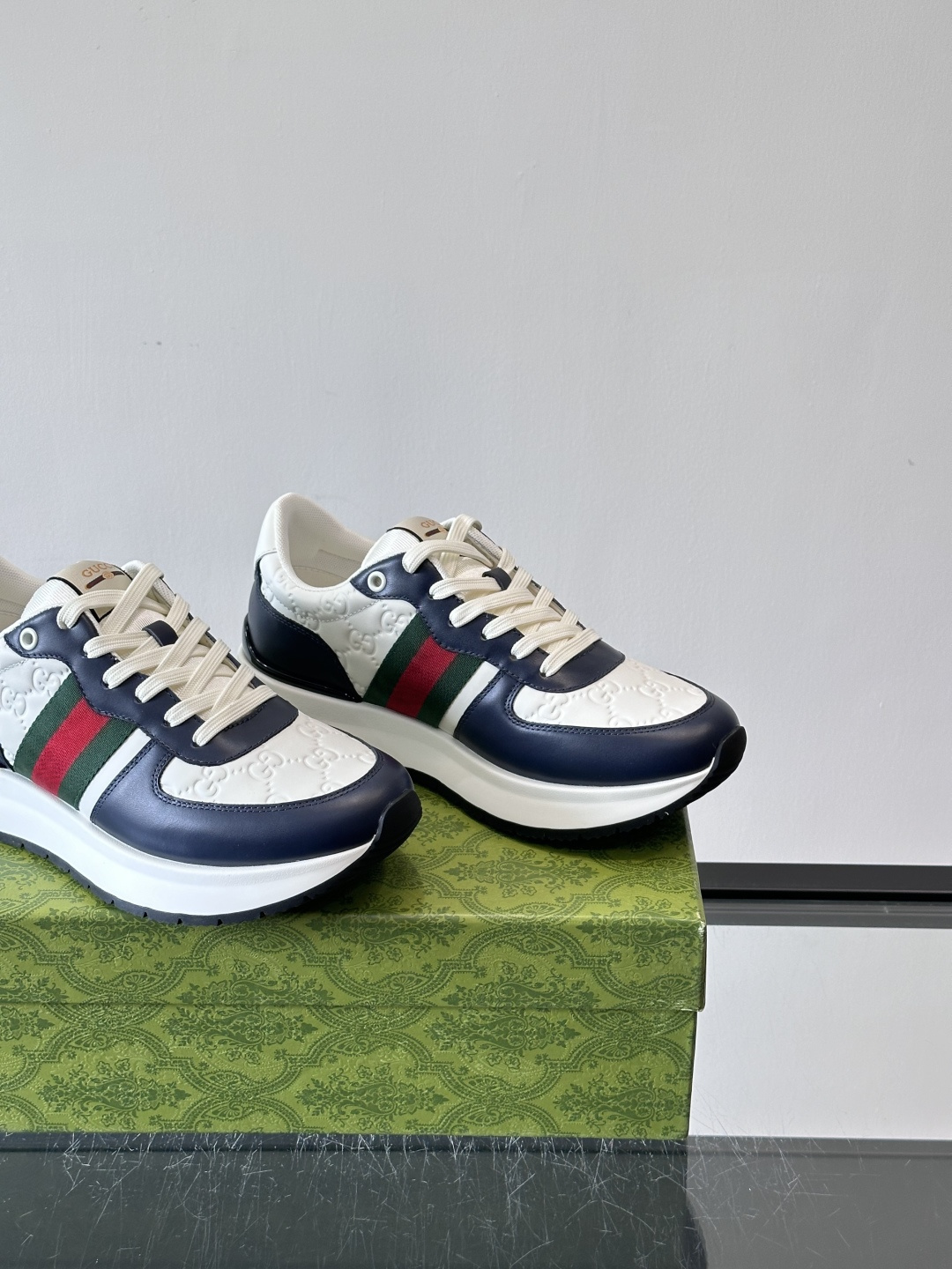 Gucci 高仿白藍配色運動鞋 男士GG壓紋 休閒輕運動風｜歐美奢侈品精品推薦