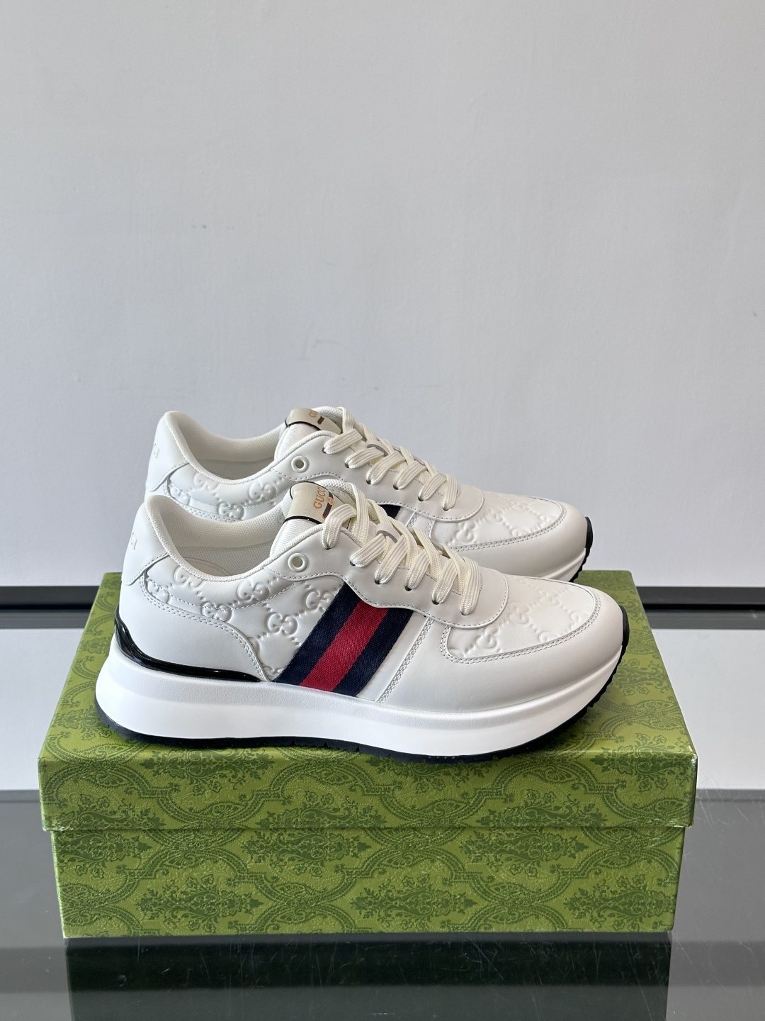 Gucci 高仿全白男士運動鞋 GG壓紋厚底設計 紅藍織帶點綴
