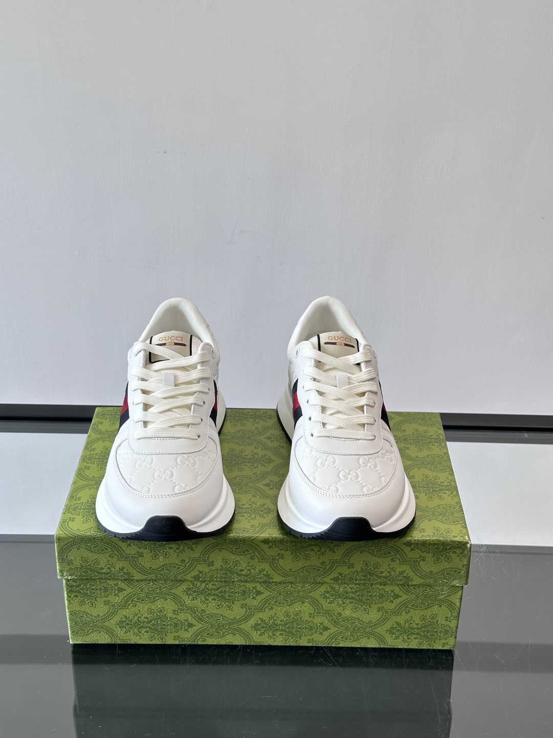 Gucci 高仿全白男士運動鞋 GG壓紋厚底設計 紅藍織帶點綴|超A仿原單精品圖片 14 Gucci 高仿全白男士運動鞋 GG壓紋厚底設計 紅藍織帶點綴|歐美奢侈品精品推薦
