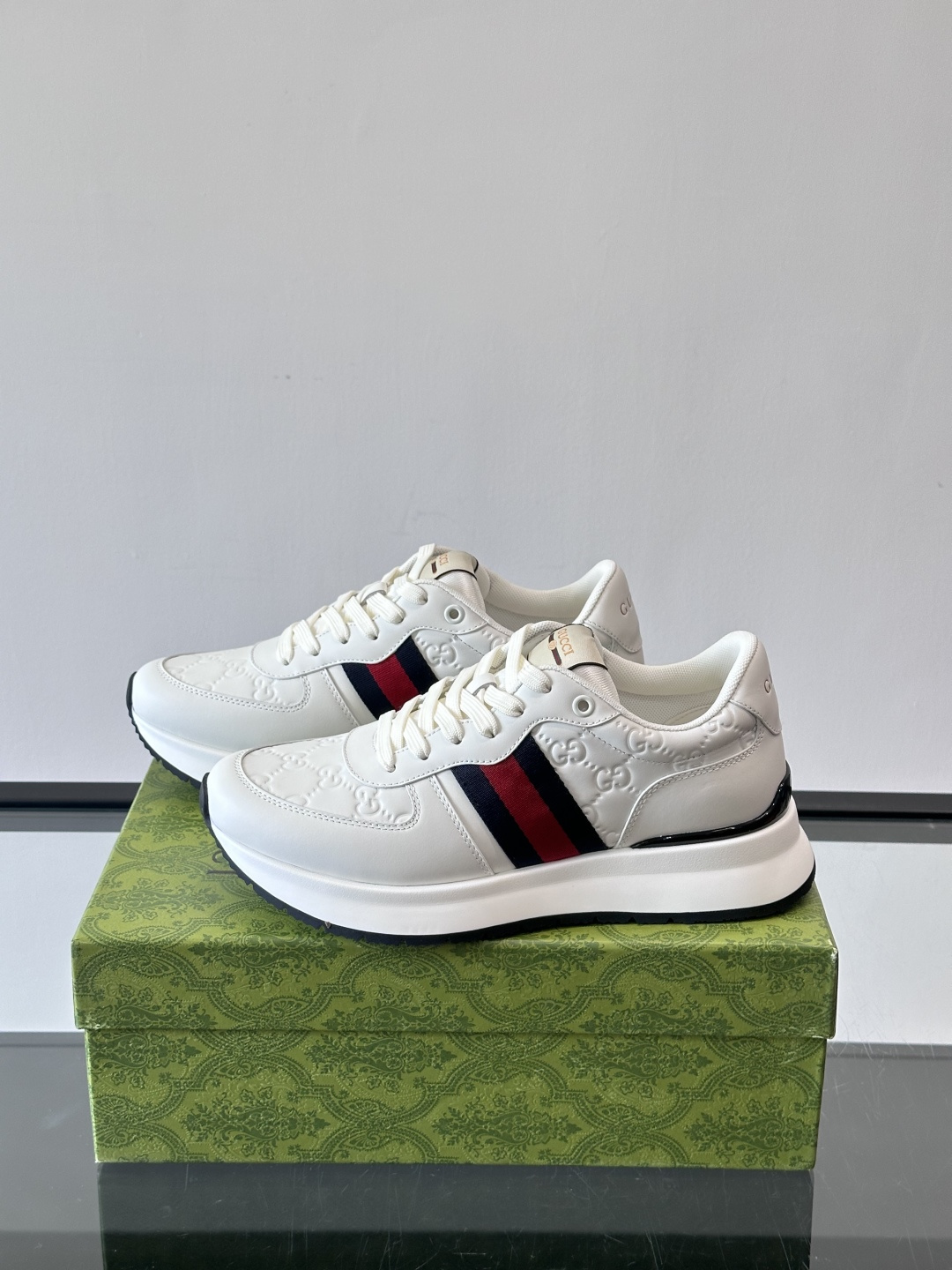 Gucci 高仿全白男士運動鞋 GG壓紋厚底設計 紅藍織帶點綴|超A仿原單精品圖片 13 Gucci 高仿全白男士運動鞋 GG壓紋厚底設計 紅藍織帶點綴|歐美奢侈品精品推薦
