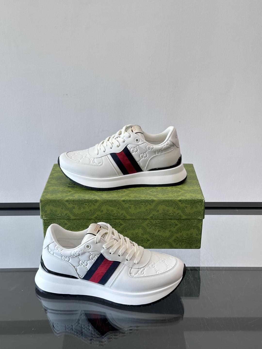 Gucci 高仿全白男士運動鞋 GG壓紋厚底設計 紅藍織帶點綴|超A仿原單精品圖片 12 Gucci 高仿全白男士運動鞋 GG壓紋厚底設計 紅藍織帶點綴|歐美奢侈品精品推薦