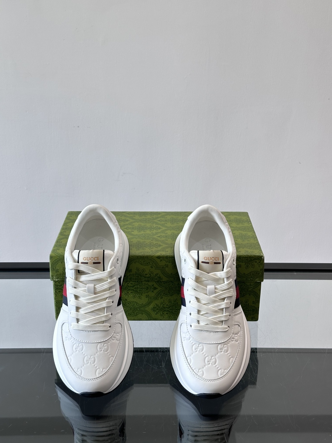 Gucci 高仿全白男士運動鞋 GG壓紋厚底設計 紅藍織帶點綴|超A仿原單精品圖片 10 Gucci 高仿全白男士運動鞋 GG壓紋厚底設計 紅藍織帶點綴|歐美奢侈品精品推薦