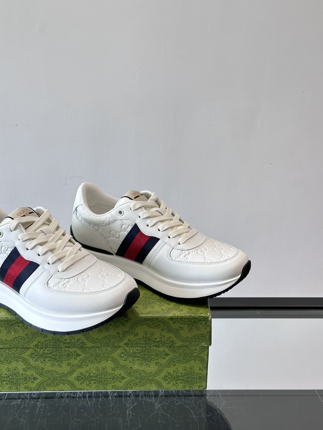 Gucci 高仿全白男士運動鞋 GG壓紋厚底設計 紅藍織帶點綴|超A仿原單精品圖片 9 Gucci 高仿全白男士運動鞋 GG壓紋厚底設計 紅藍織帶點綴|歐美奢侈品精品推薦