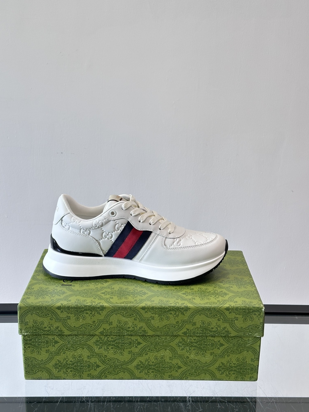 Gucci 高仿全白男士運動鞋 GG壓紋厚底設計 紅藍織帶點綴|超A仿原單精品圖片 8 Gucci 高仿全白男士運動鞋 GG壓紋厚底設計 紅藍織帶點綴|歐美奢侈品精品推薦