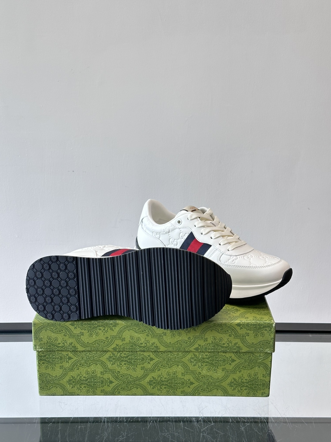 Gucci 高仿全白男士運動鞋 GG壓紋厚底設計 紅藍織帶點綴|超A仿原單精品圖片 7 Gucci 高仿全白男士運動鞋 GG壓紋厚底設計 紅藍織帶點綴|歐美奢侈品精品推薦
