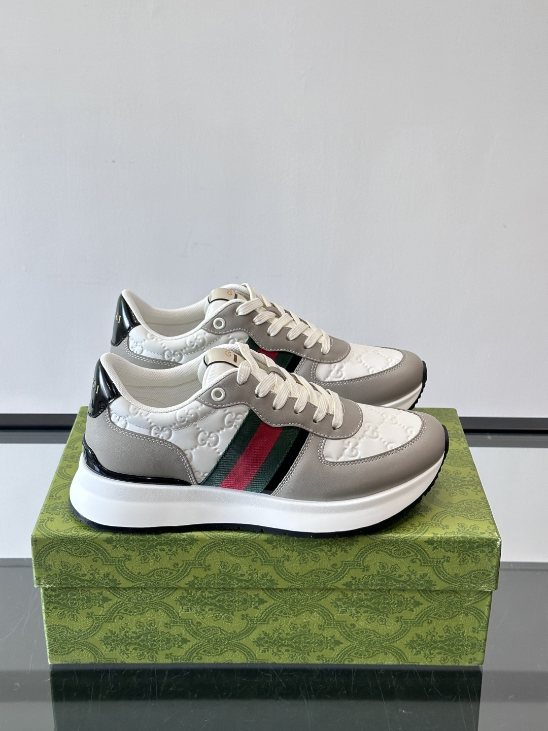 Gucci高仿男士拼接運動鞋GG浮雕灰白色系復古風