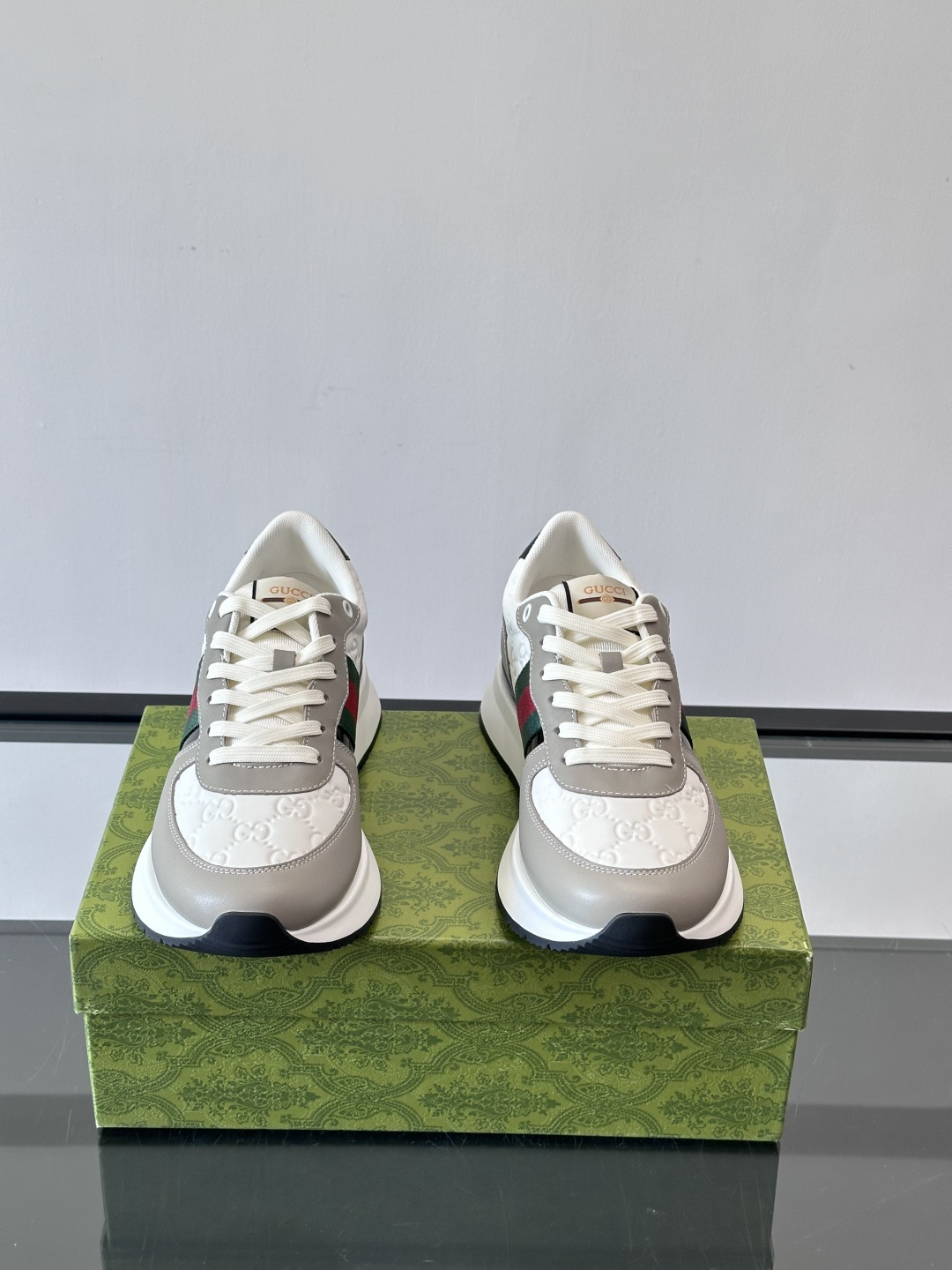 Gucci高仿男士拼接運動鞋GG浮雕灰白色系復古風|超A仿原單精品圖片 14 Gucci高仿男士拼接運動鞋GG浮雕灰白色系復古風|歐美奢侈品精品推薦