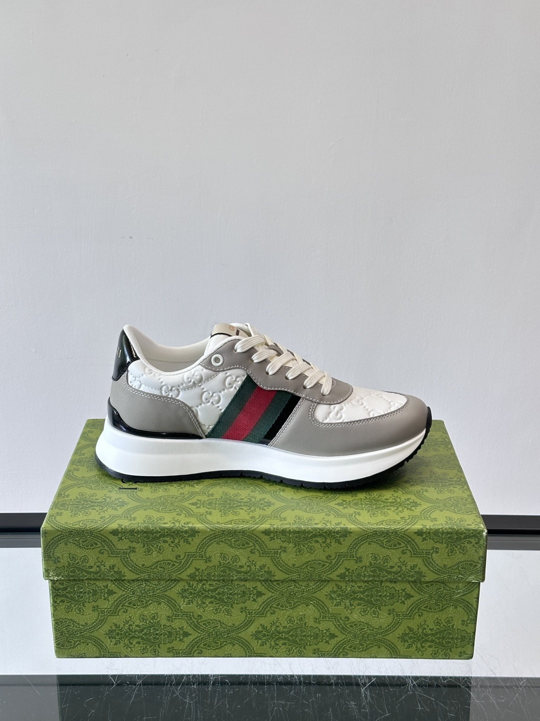 Gucci高仿男士拼接運動鞋GG浮雕灰白色系復古風|超A仿原單精品圖片 8 Gucci高仿男士拼接運動鞋GG浮雕灰白色系復古風|歐美奢侈品精品推薦