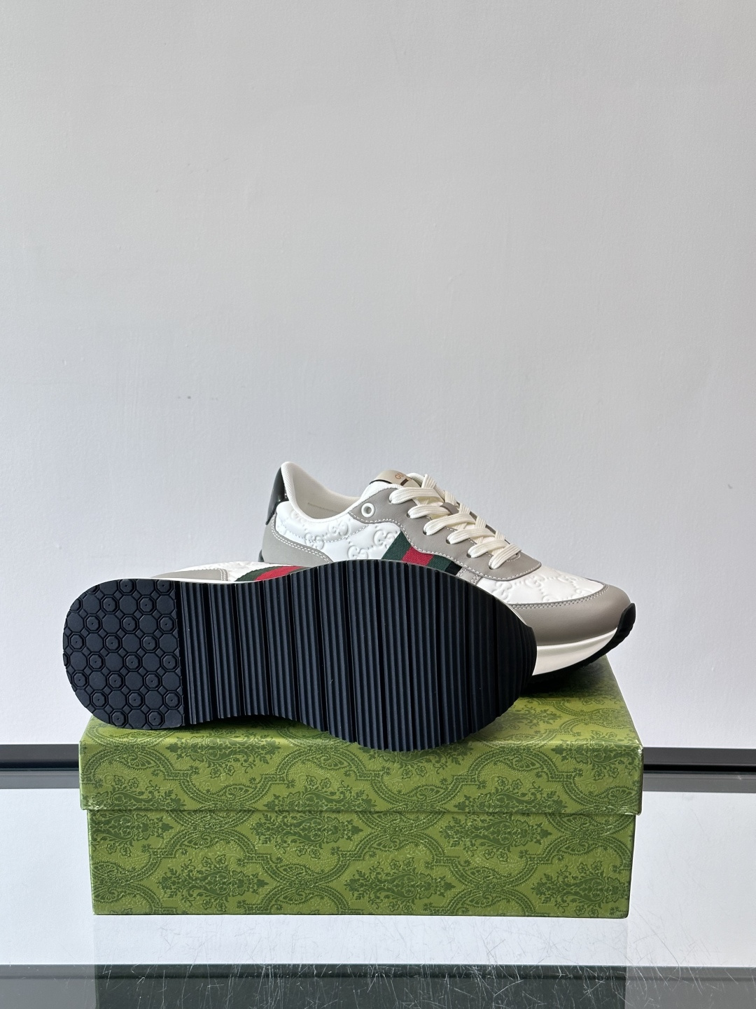 Gucci高仿男士拼接運動鞋GG浮雕灰白色系復古風|超A仿原單精品圖片 7 Gucci高仿男士拼接運動鞋GG浮雕灰白色系復古風|歐美奢侈品精品推薦
