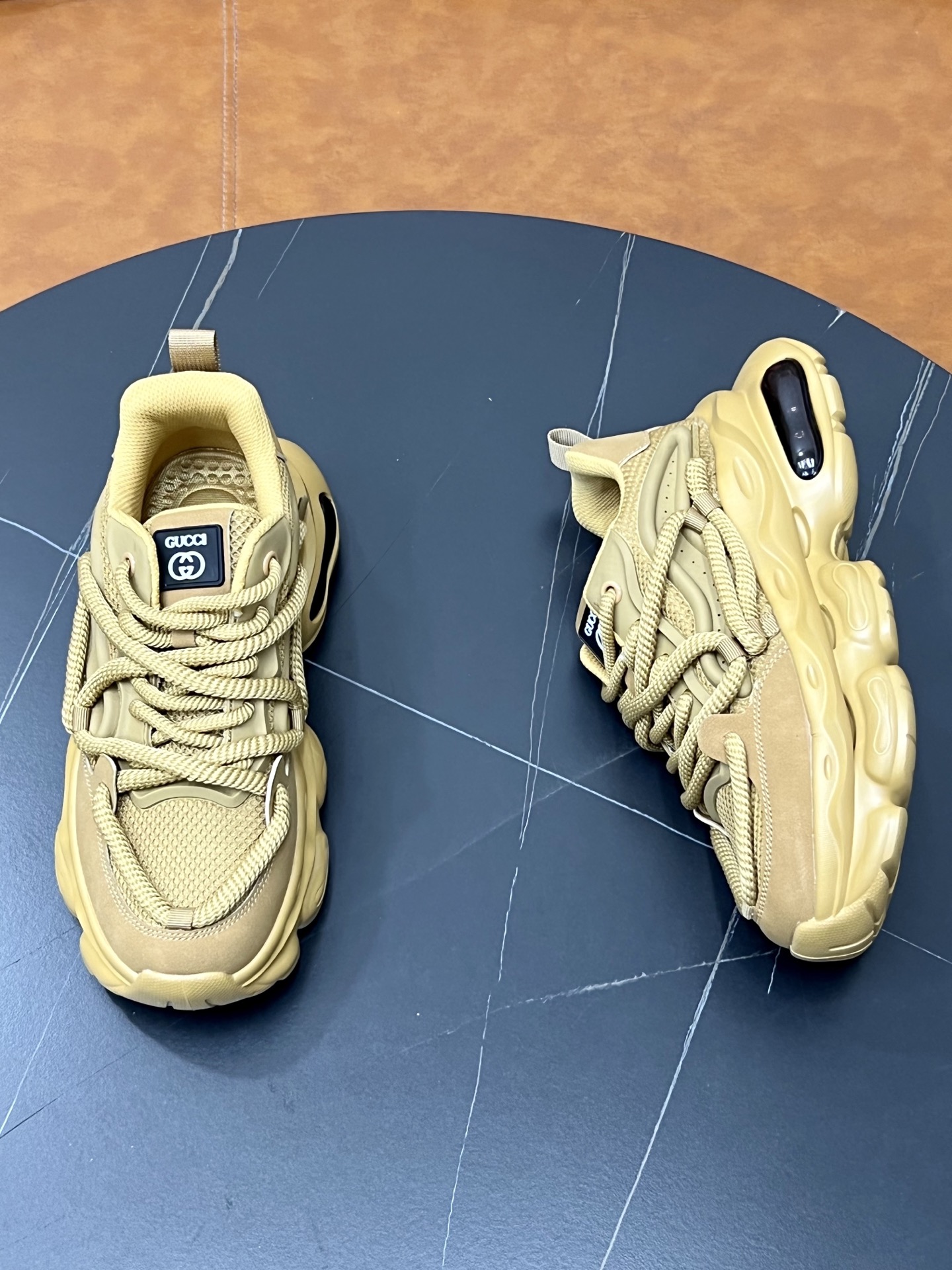 Gucci高仿男士老爹鞋黃褐撞色設計復古潮流款式｜歐美奢侈品精品推薦