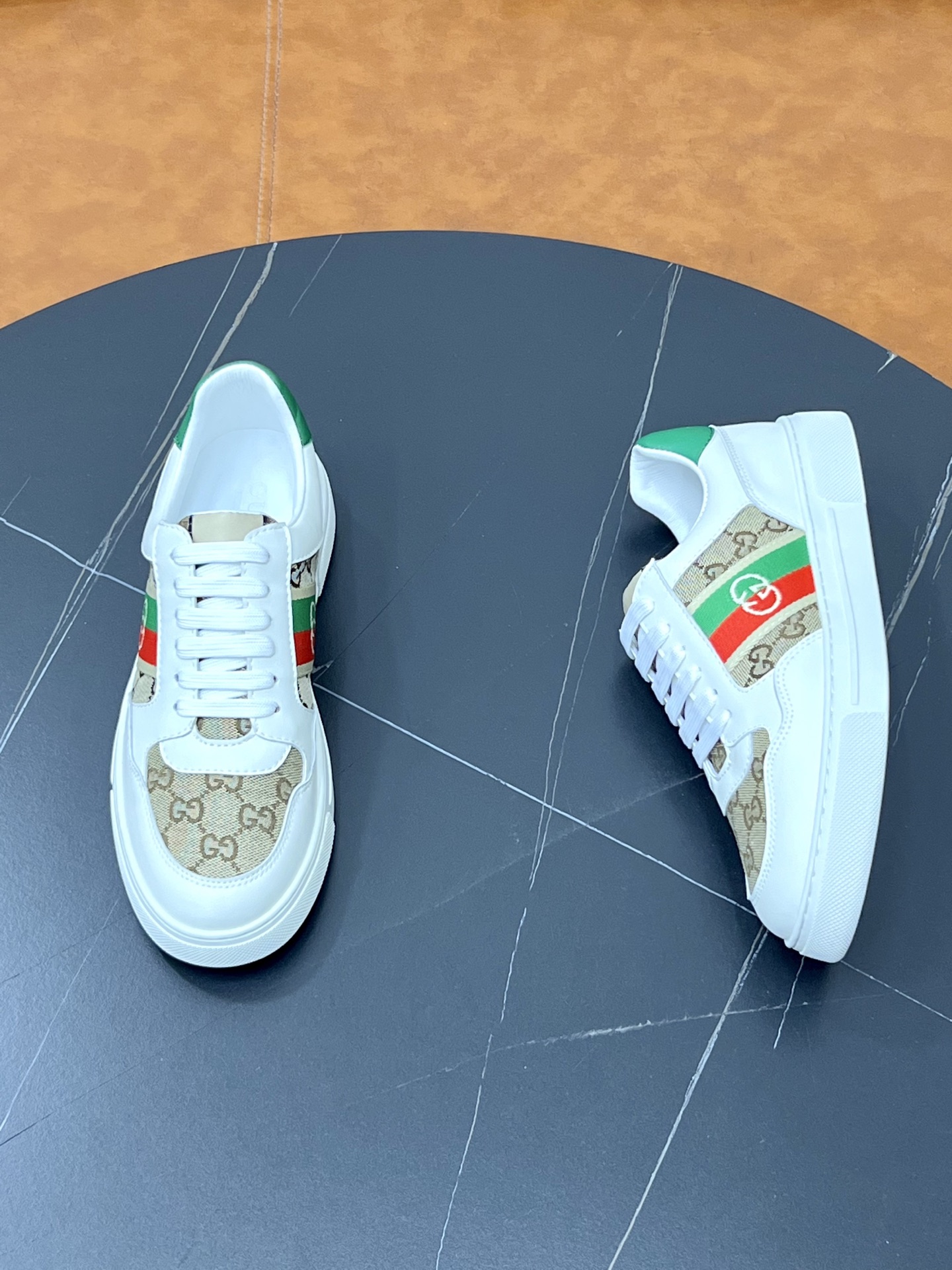 Gucci高仿男士復古小白鞋老花拼接款式時尚經典｜歐美奢侈品精品推薦