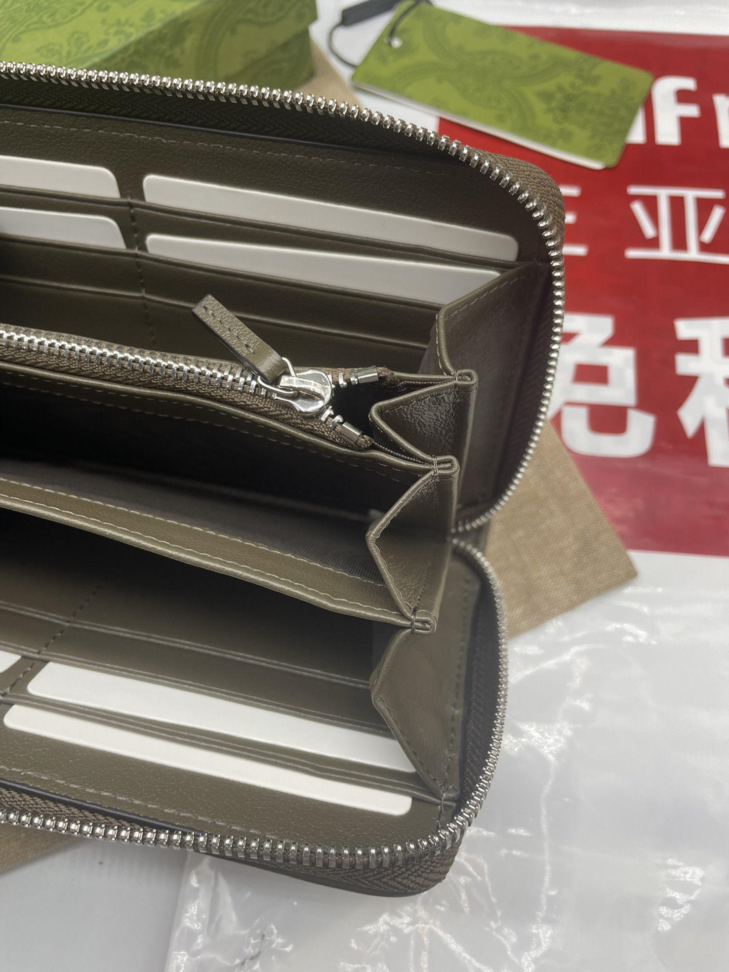 Gucci高仿女用長夾 灰綠壓紋皮革款式大容量設計|超A仿原單精品圖片 9 Gucci高仿女用長夾 灰綠壓紋皮革款式大容量設計|歐美奢侈品精品推薦