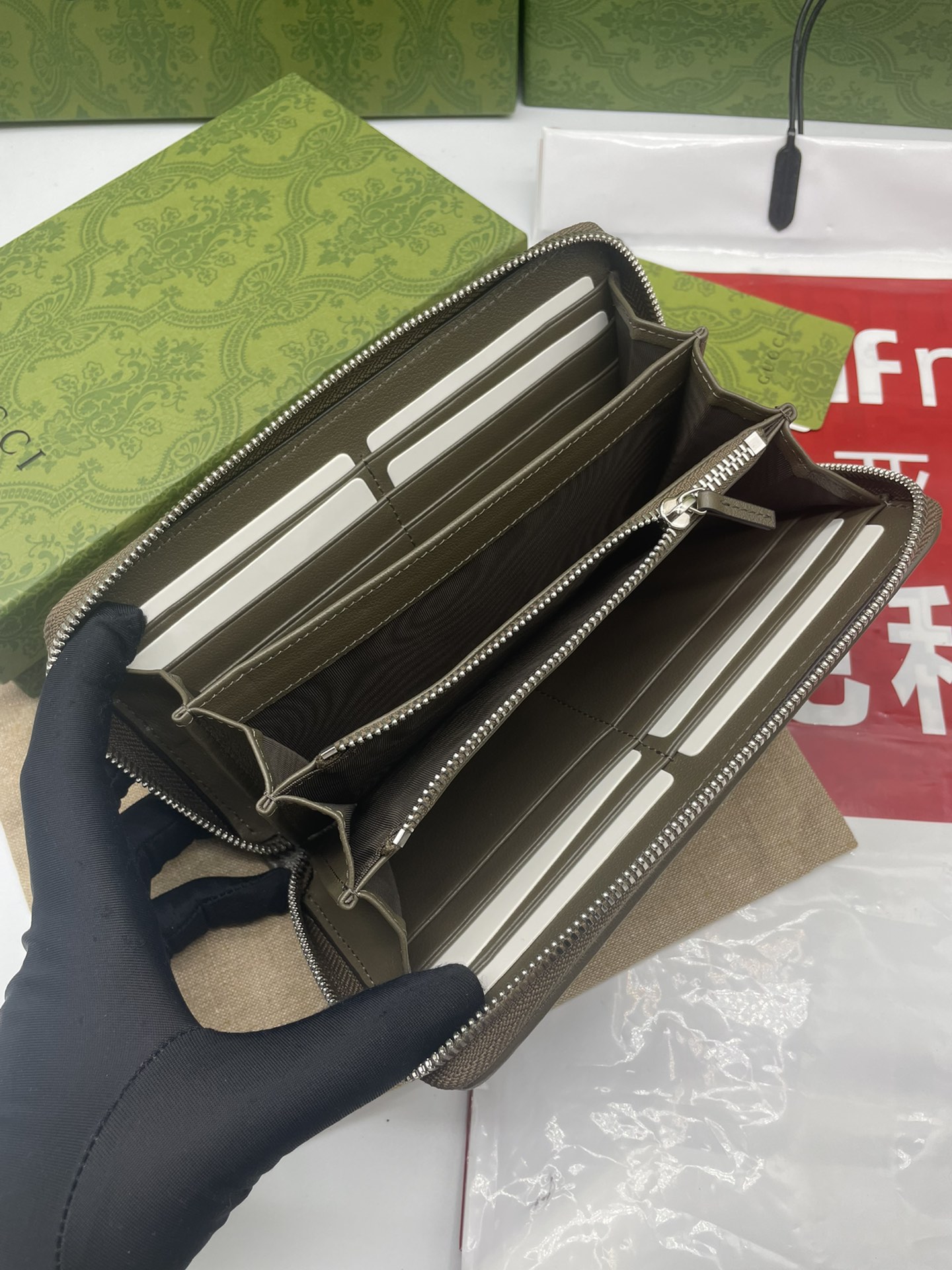 Gucci高仿女用長夾 灰綠壓紋皮革款式大容量設計|超A仿原單精品圖片 8 Gucci高仿女用長夾 灰綠壓紋皮革款式大容量設計|歐美奢侈品精品推薦