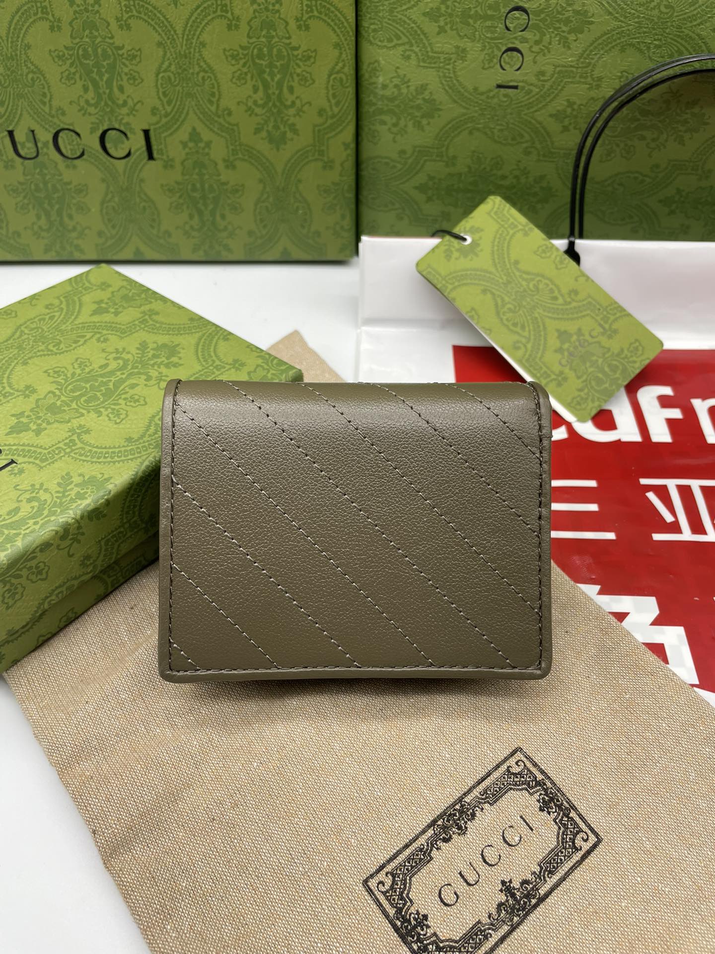 GucciA貨女用短夾 灰綠斜紋牛皮雙G立體壓紋款｜歐美奢侈品精品推薦