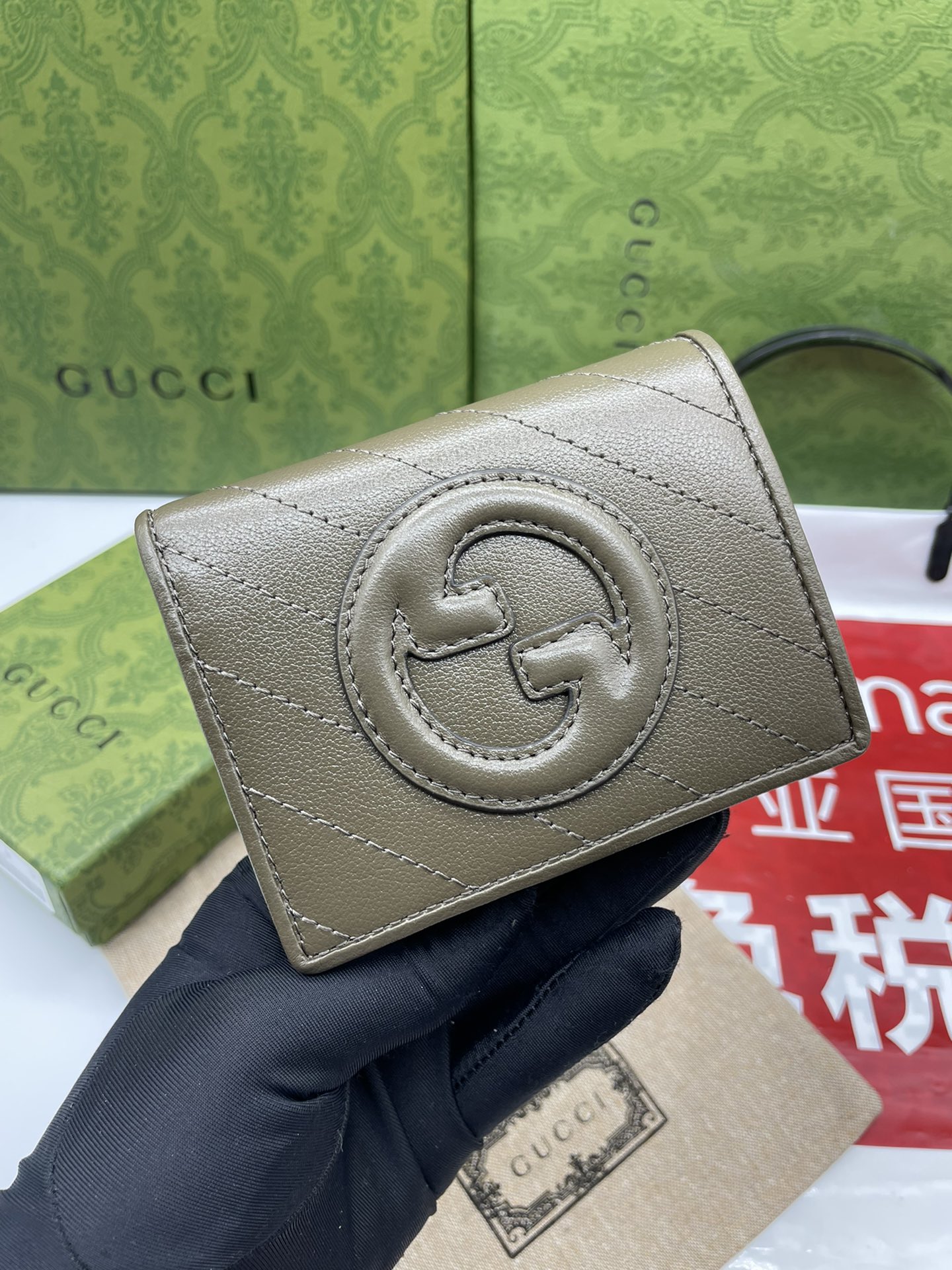 GucciA貨女用短夾 灰綠斜紋牛皮雙G立體壓紋款｜歐美奢侈品精品推薦