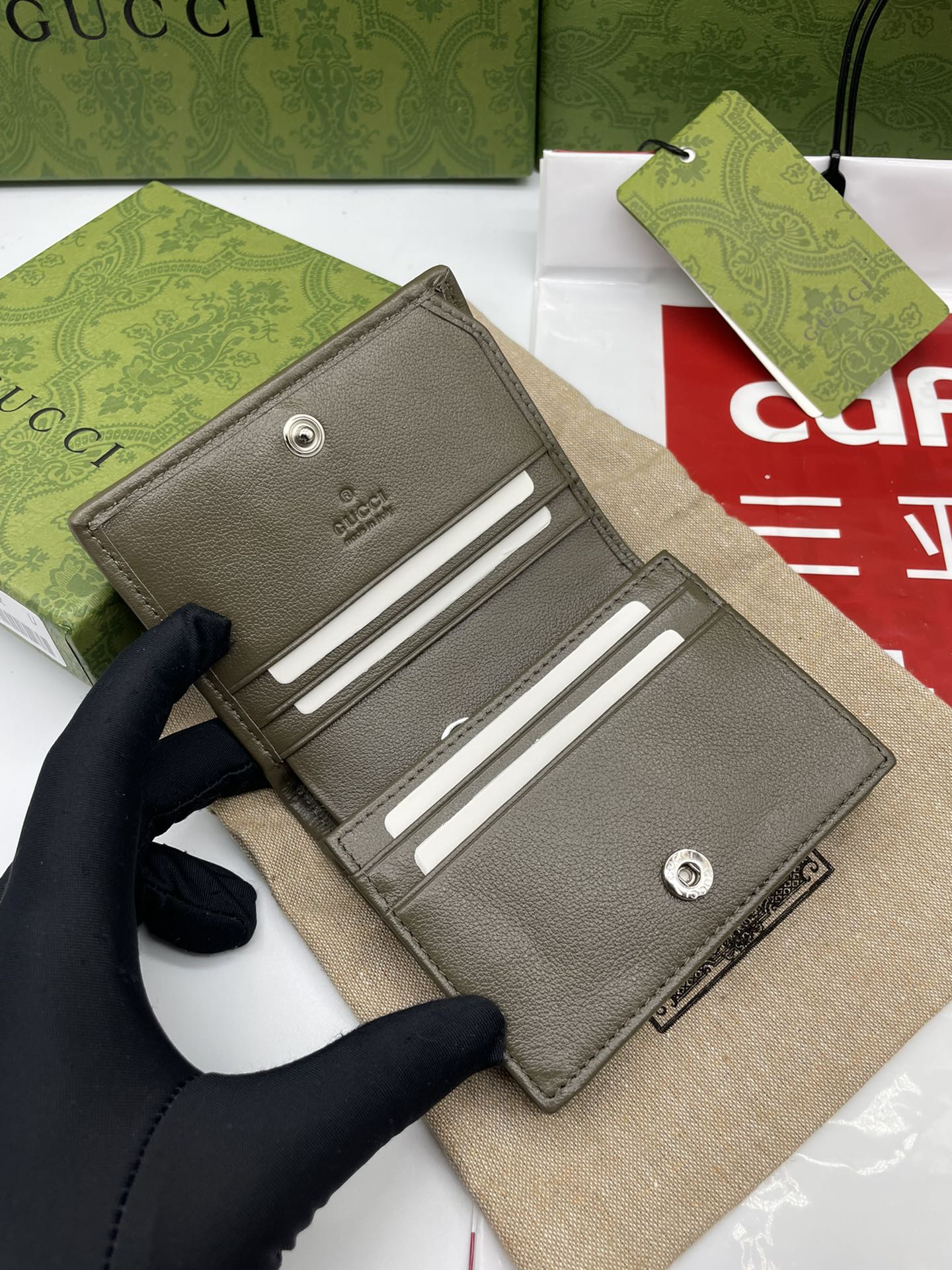 GucciA貨女用短夾 灰綠斜紋牛皮雙G立體壓紋款｜歐美奢侈品精品推薦