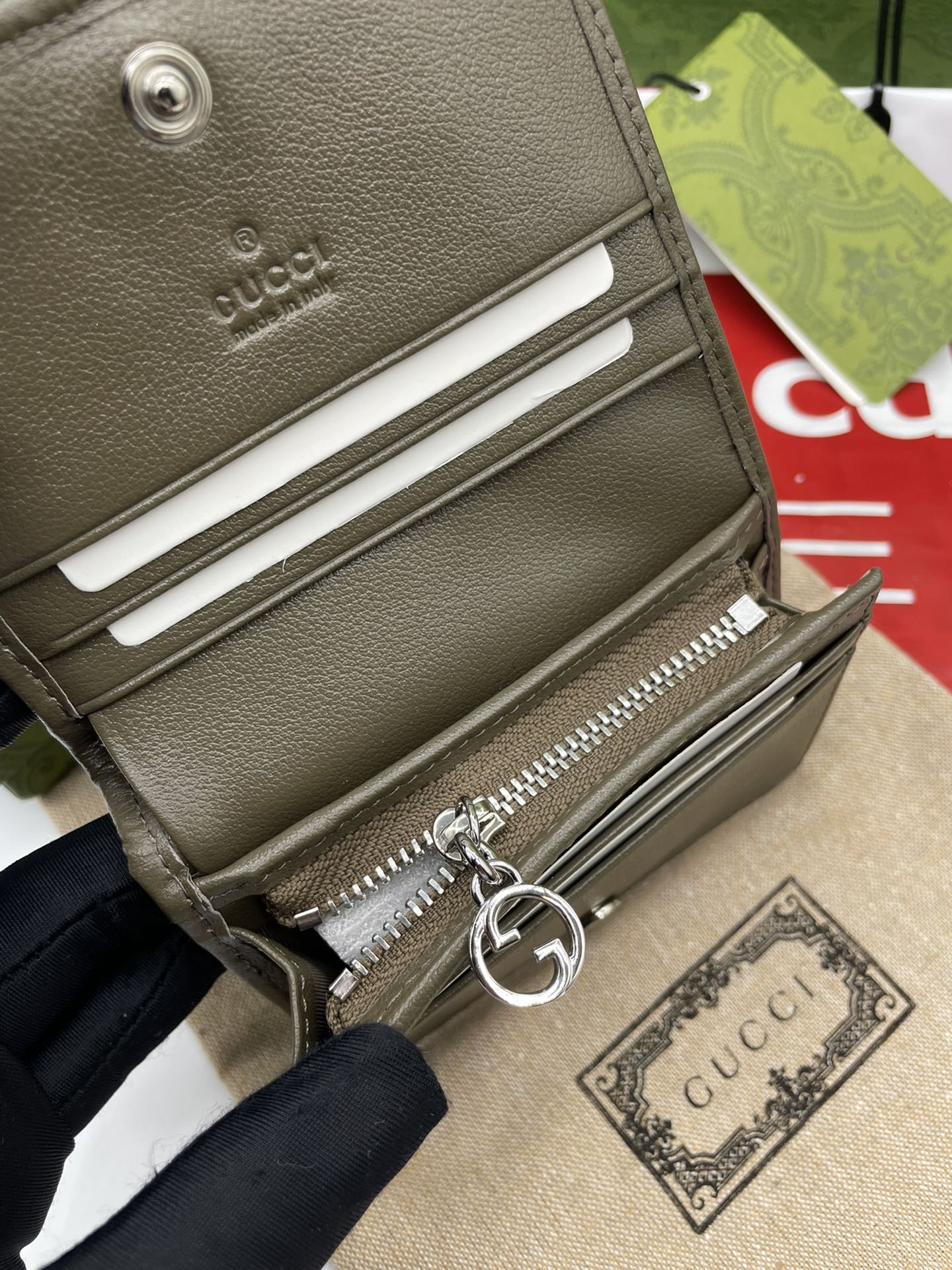 GucciA貨女用短夾 灰綠斜紋牛皮雙G立體壓紋款｜歐美奢侈品精品推薦