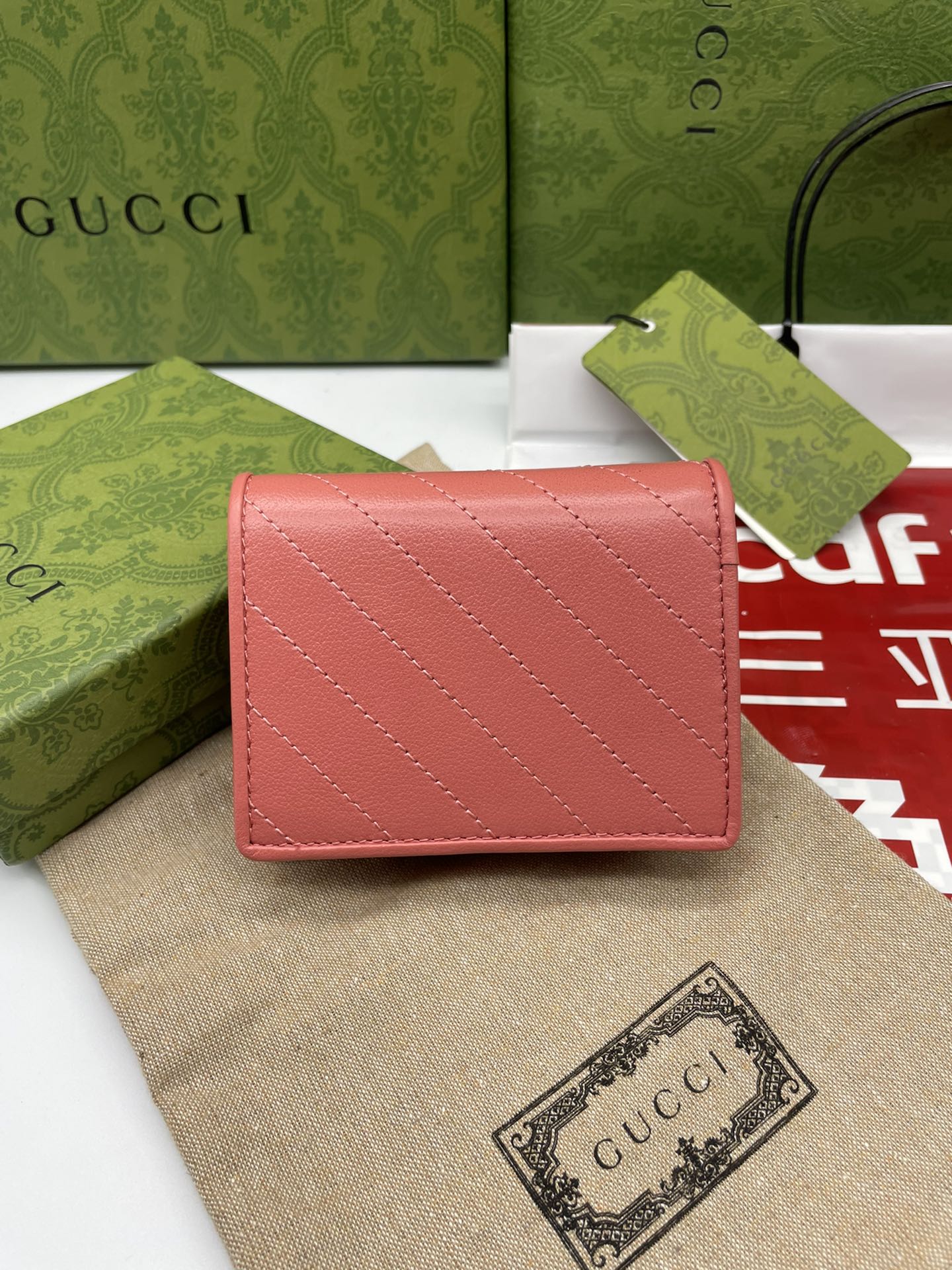 Gucci一比一女用短夾 粉皮牛皮斜紋設計立體LOGO款|超A仿原單精品圖片 14 Gucci一比一女用短夾 粉皮牛皮斜紋設計立體LOGO款|歐美奢侈品精品推薦