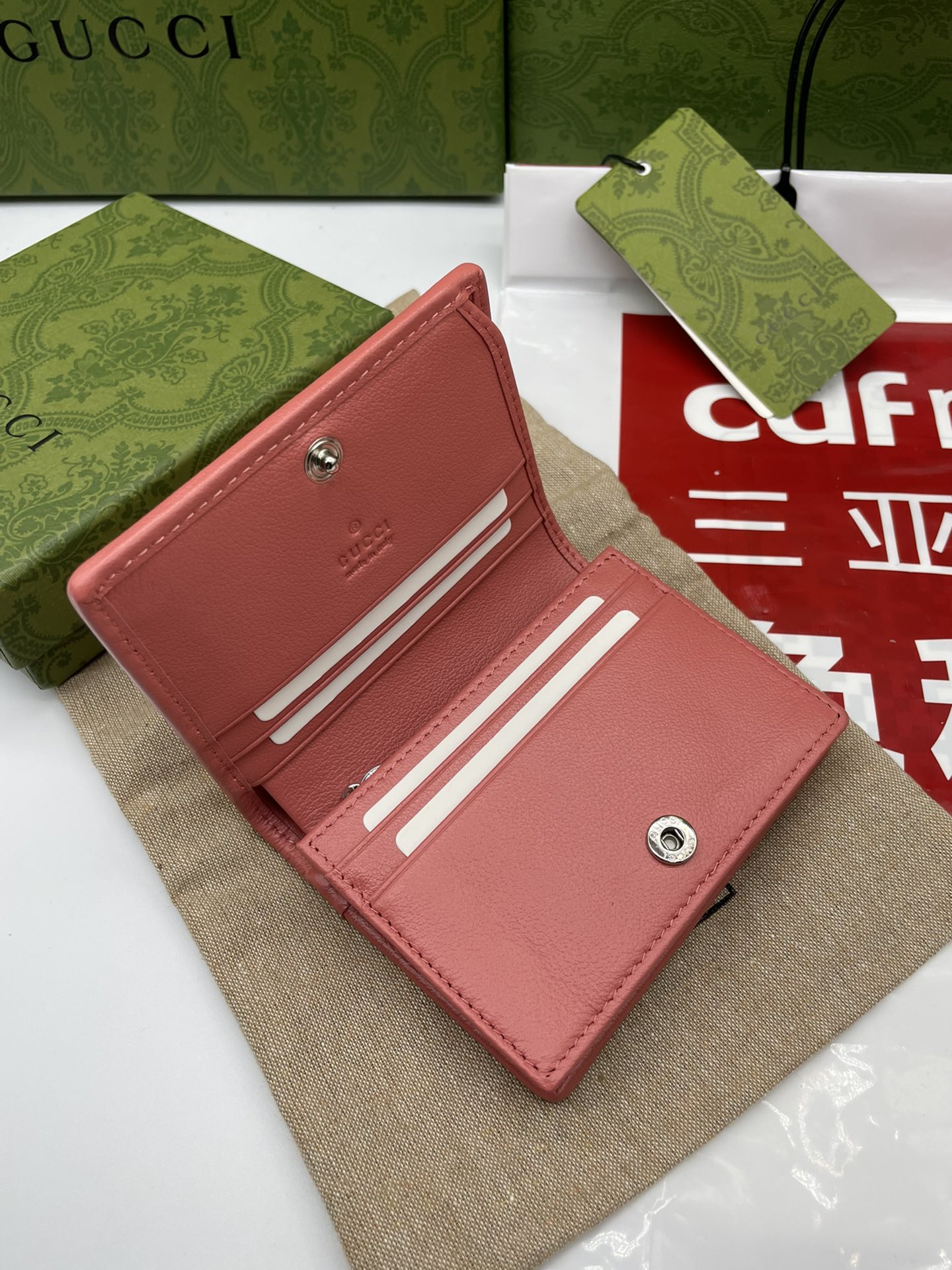 Gucci一比一女用短夾 粉皮牛皮斜紋設計立體LOGO款|超A仿原單精品圖片 12 Gucci一比一女用短夾 粉皮牛皮斜紋設計立體LOGO款|歐美奢侈品精品推薦