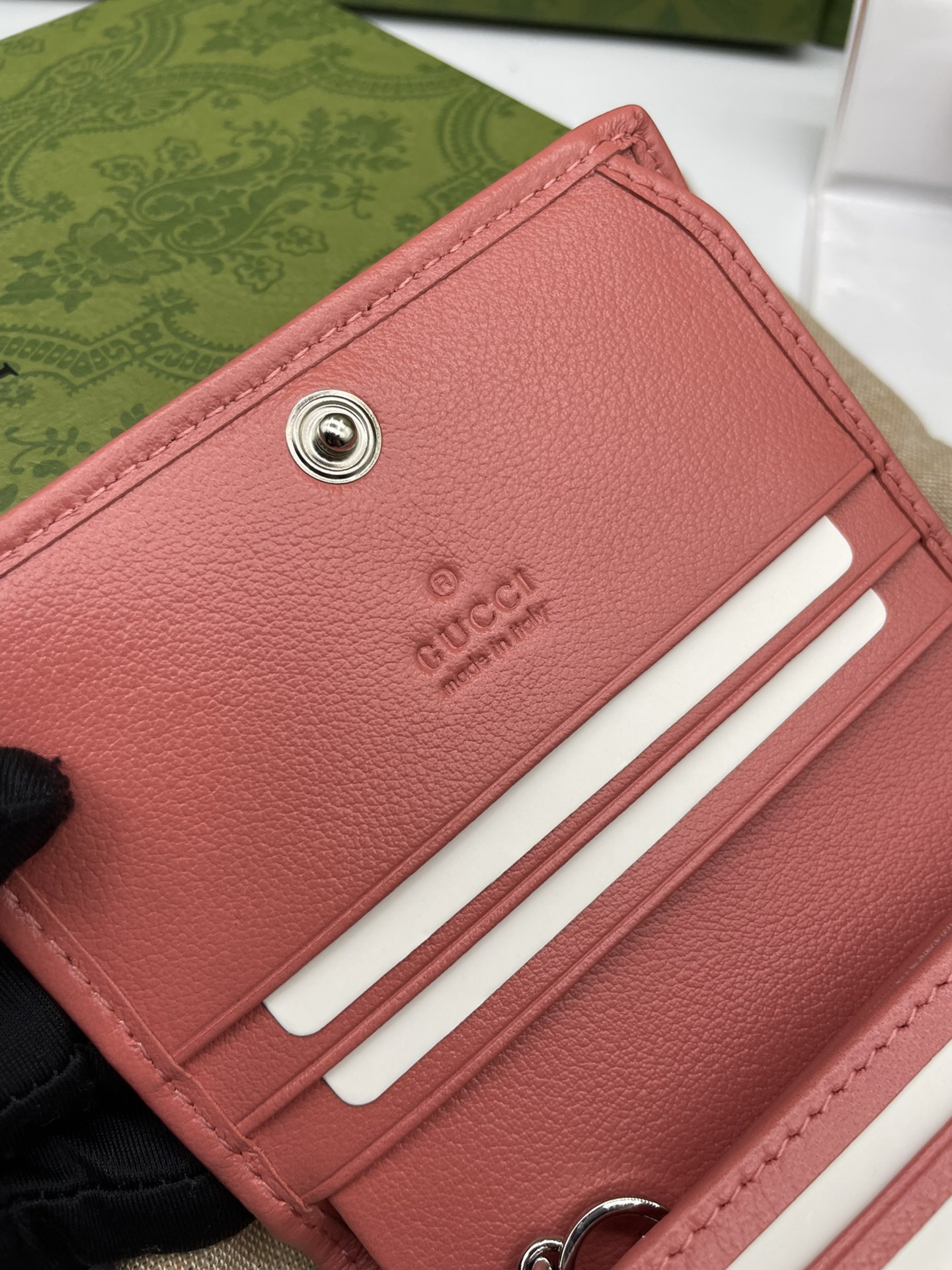 Gucci一比一女用短夾 粉皮牛皮斜紋設計立體LOGO款|超A仿原單精品圖片 11 Gucci一比一女用短夾 粉皮牛皮斜紋設計立體LOGO款|歐美奢侈品精品推薦