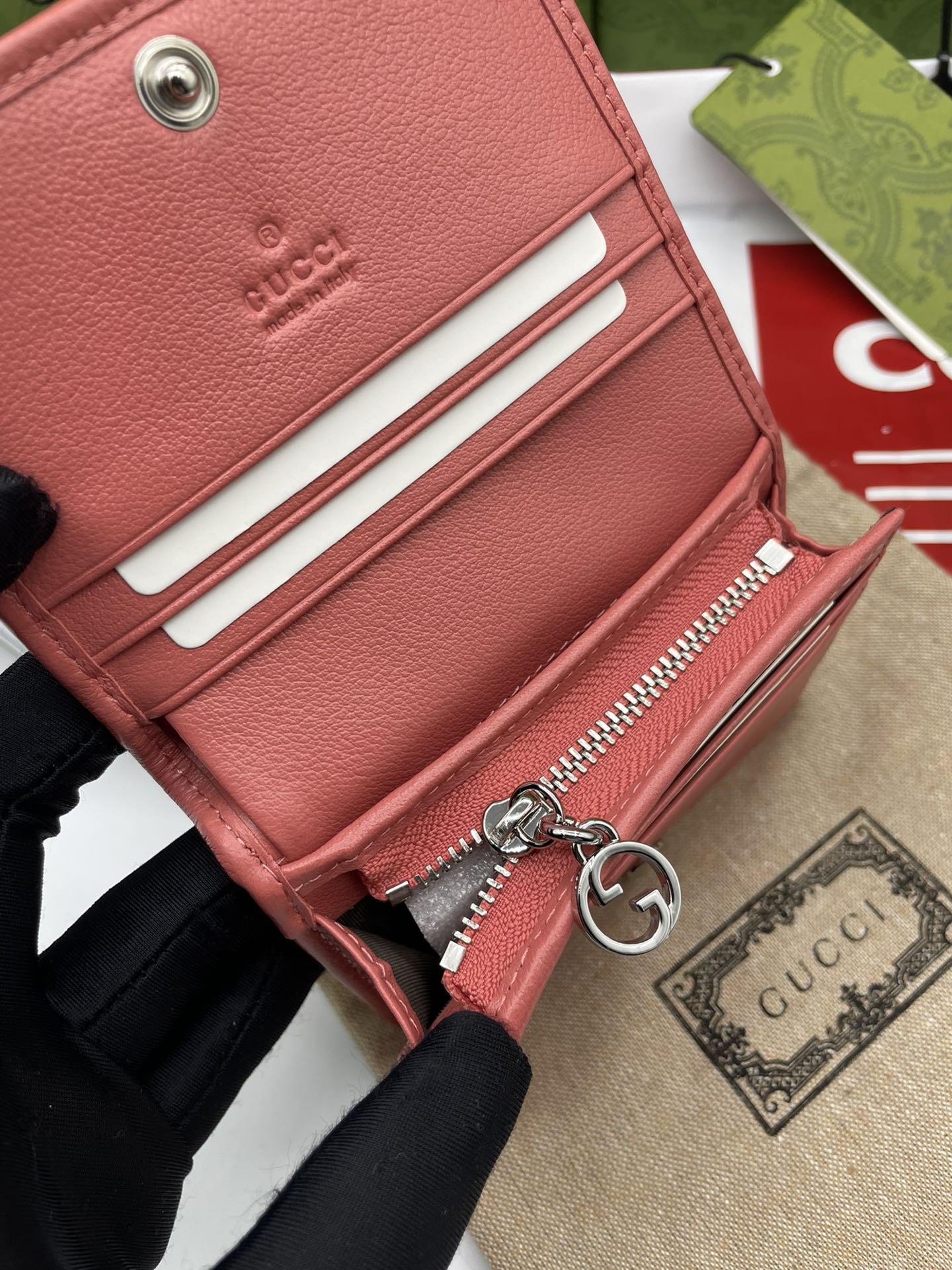 Gucci一比一女用短夾 粉皮牛皮斜紋設計立體LOGO款|超A仿原單精品圖片 10 Gucci一比一女用短夾 粉皮牛皮斜紋設計立體LOGO款|歐美奢侈品精品推薦