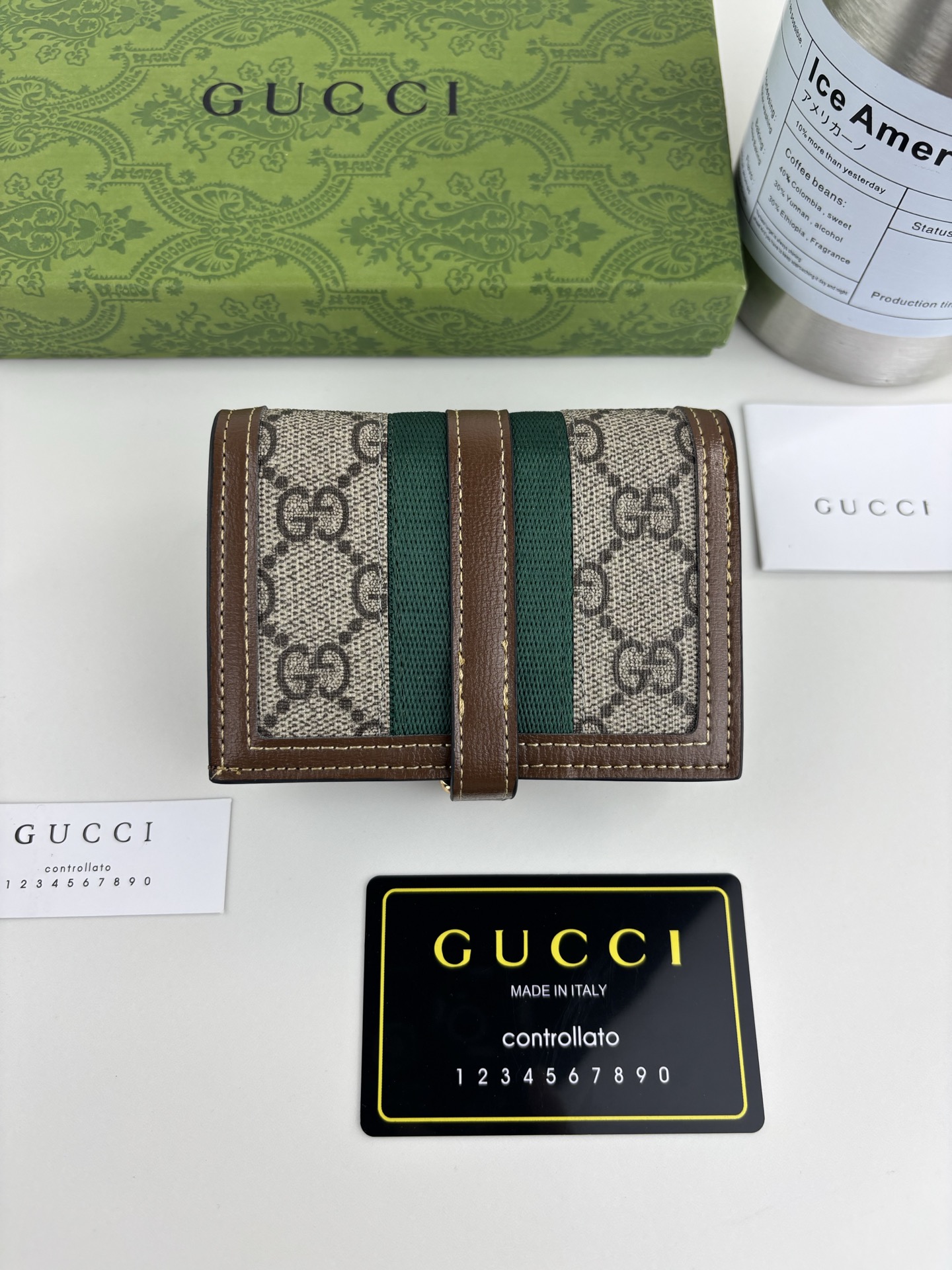 Gucci高仿女用短夾 喬姬系列GG老花棕邊綠紅織帶扣飾｜歐美奢侈品精品推薦