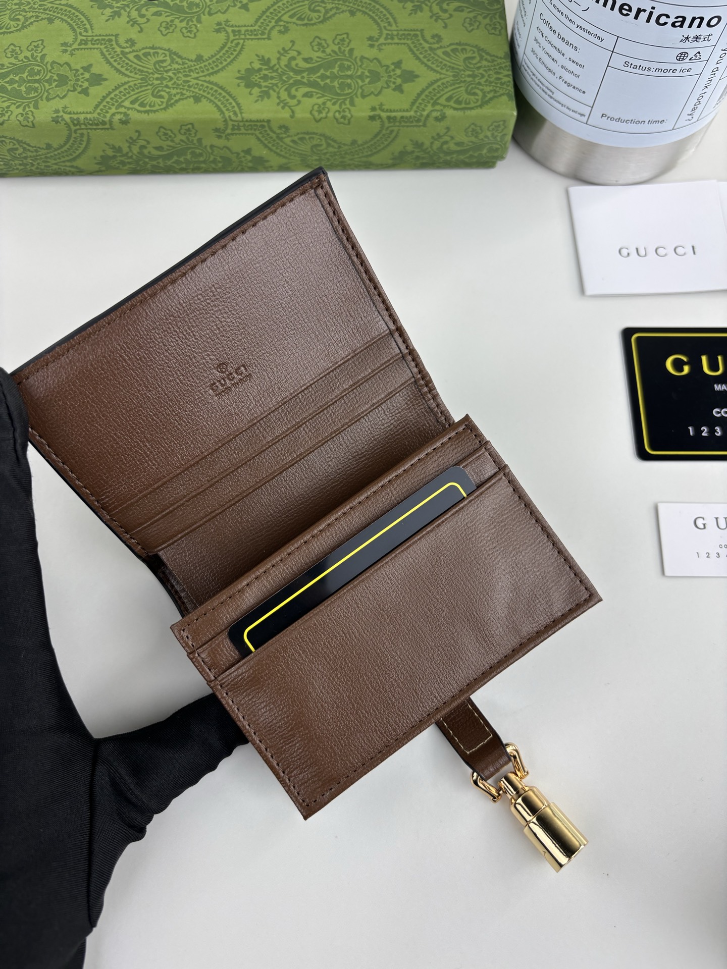 Gucci高仿女用短夾 喬姬系列GG老花棕邊綠紅織帶扣飾｜歐美奢侈品精品推薦