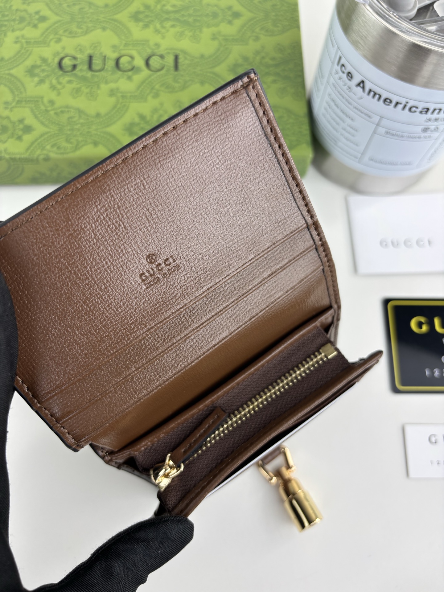 Gucci高仿女用短夾 喬姬系列GG老花棕邊綠紅織帶扣飾｜歐美奢侈品精品推薦