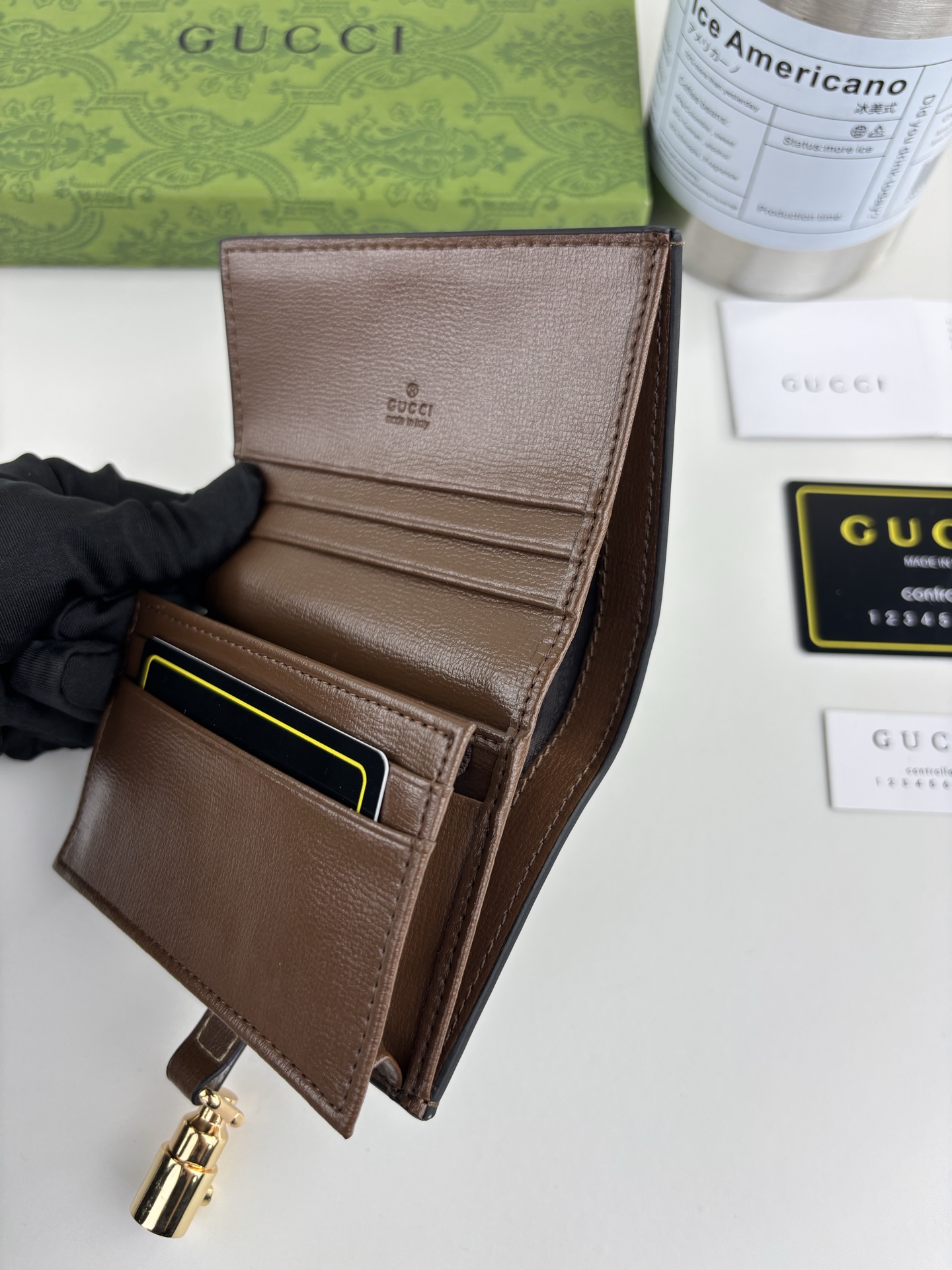 Gucci高仿女用短夾 喬姬系列GG老花棕邊綠紅織帶扣飾｜歐美奢侈品精品推薦