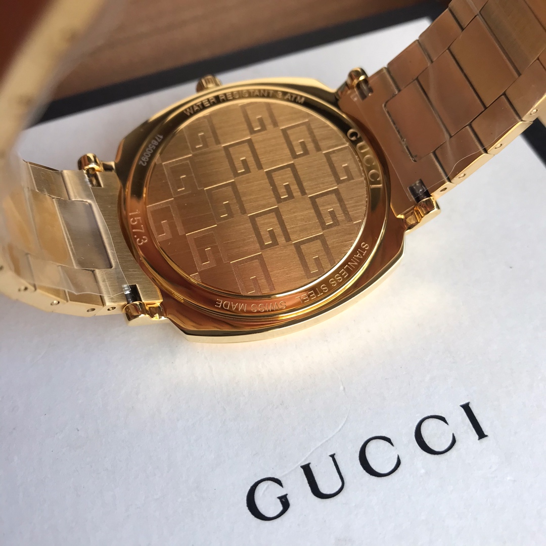 Gucci原單Grip系列金色鋼帶手錶 雙視窗設計奢華風格滿分｜歐美奢侈品精品推薦