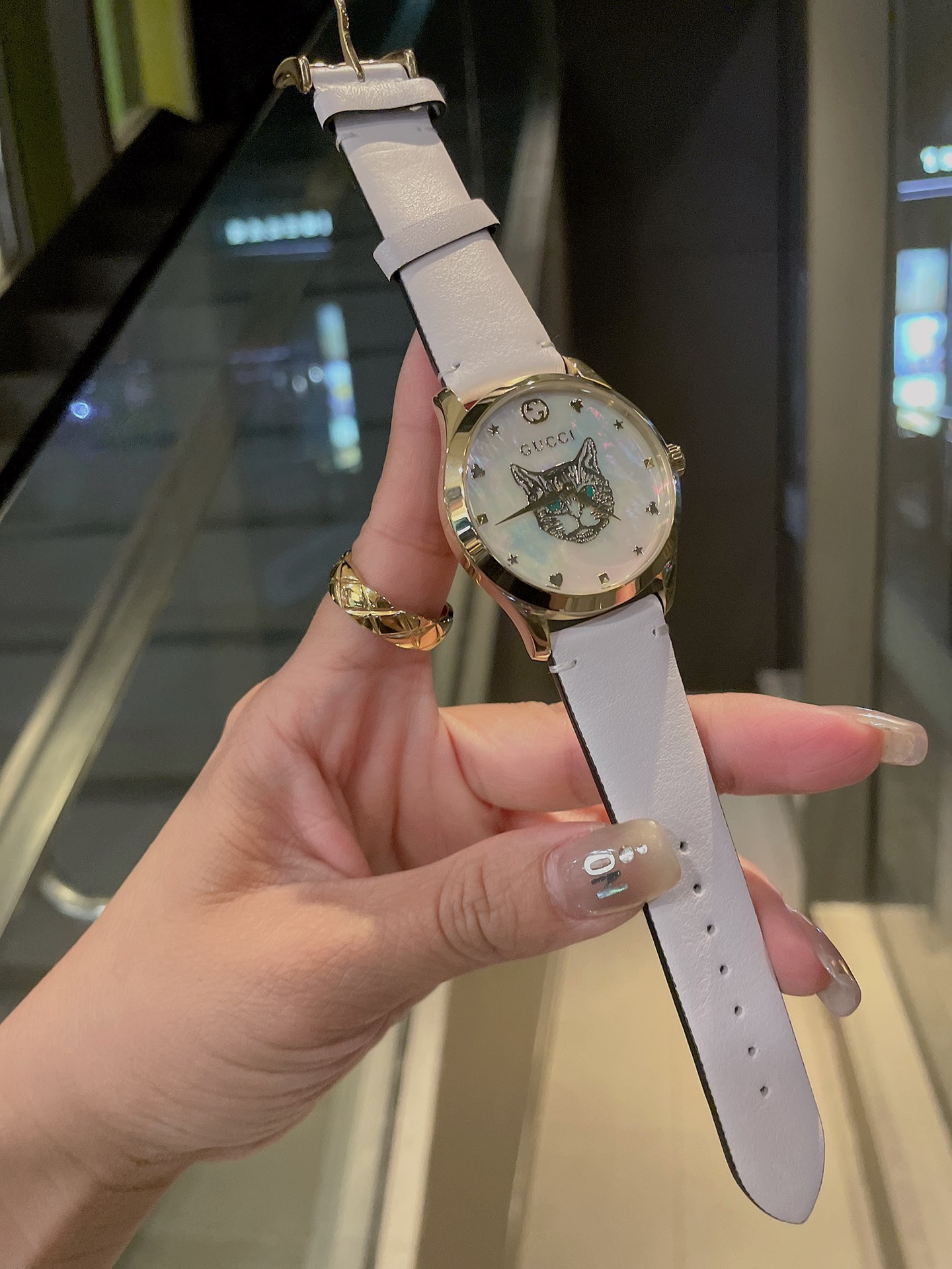 Gucci高仿G-Timeless白皮貓眼女錶珍珠母貝面經典小錶款｜歐美奢侈品精品推薦