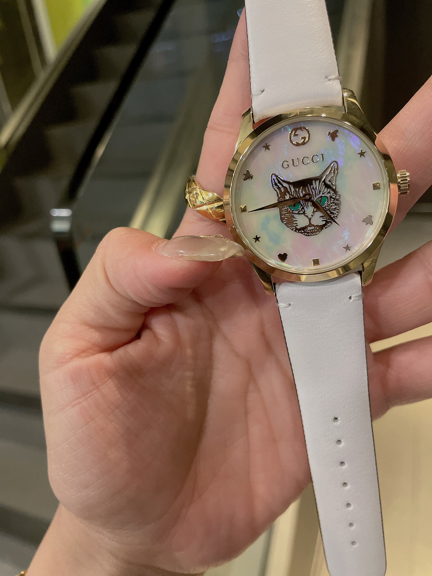 Gucci高仿G-Timeless白皮貓眼女錶珍珠母貝面經典小錶款｜歐美奢侈品精品推薦