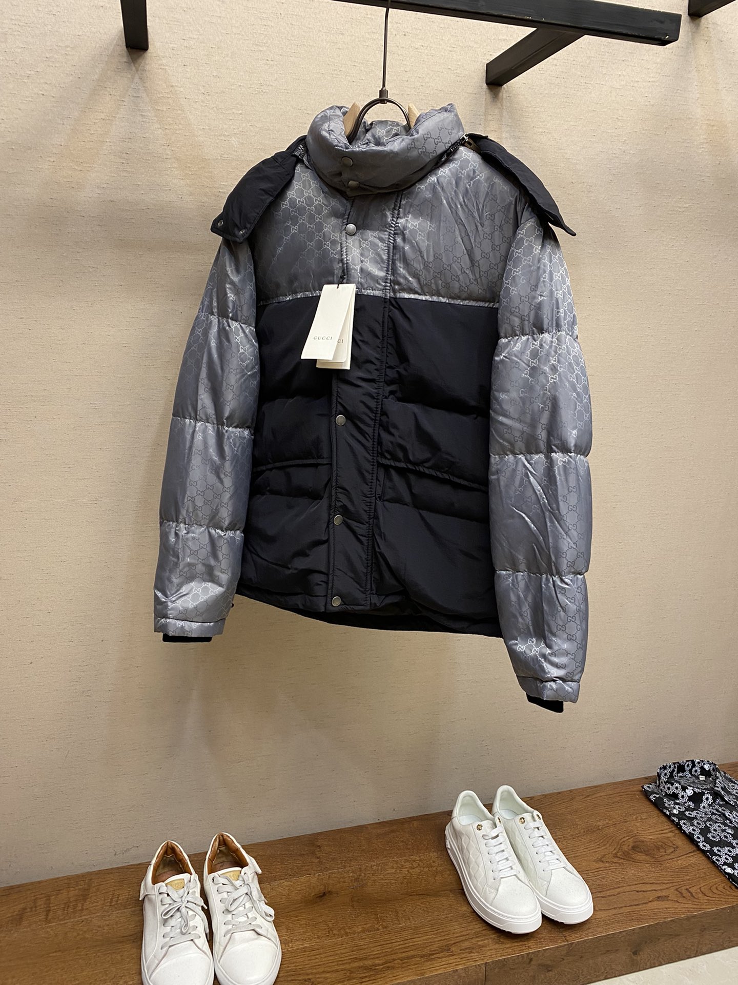 Gucci高仿立領拼色羽絨外套男款防風連帽設計