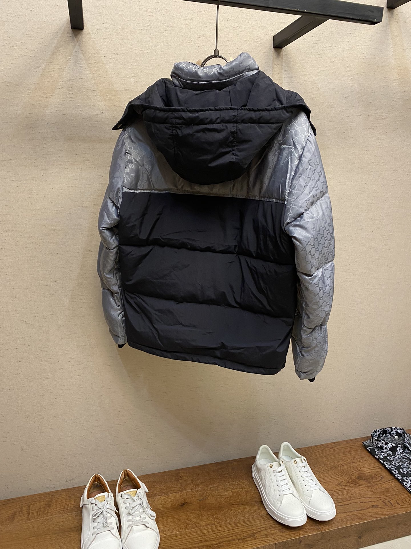 Gucci高仿立領拼色羽絨外套男款防風連帽設計|超A仿原單精品圖片 14 Gucci高仿立領拼色羽絨外套男款防風連帽設計|歐美奢侈品精品推薦