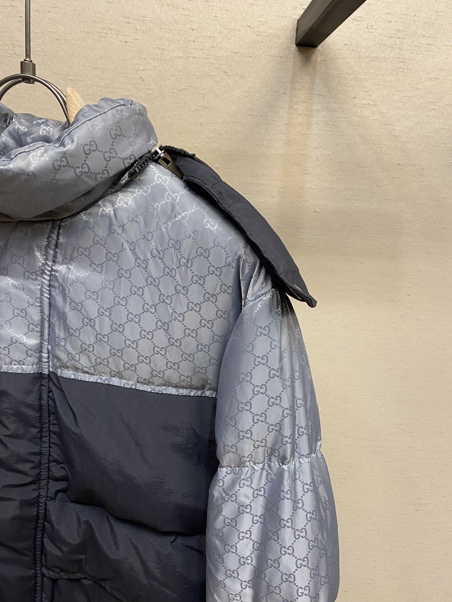 Gucci高仿立領拼色羽絨外套男款防風連帽設計|超A仿原單精品圖片 12 Gucci高仿立領拼色羽絨外套男款防風連帽設計|歐美奢侈品精品推薦