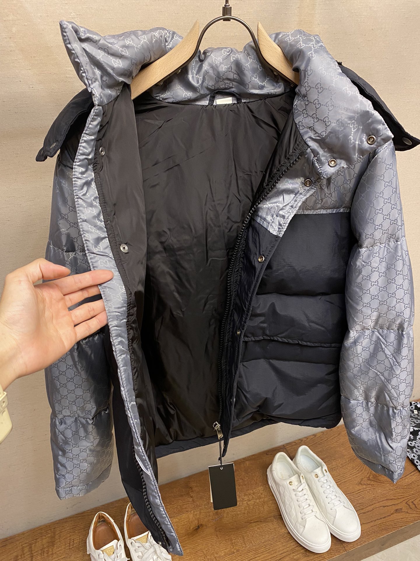 Gucci高仿立領拼色羽絨外套男款防風連帽設計|超A仿原單精品圖片 8 Gucci高仿立領拼色羽絨外套男款防風連帽設計|歐美奢侈品精品推薦