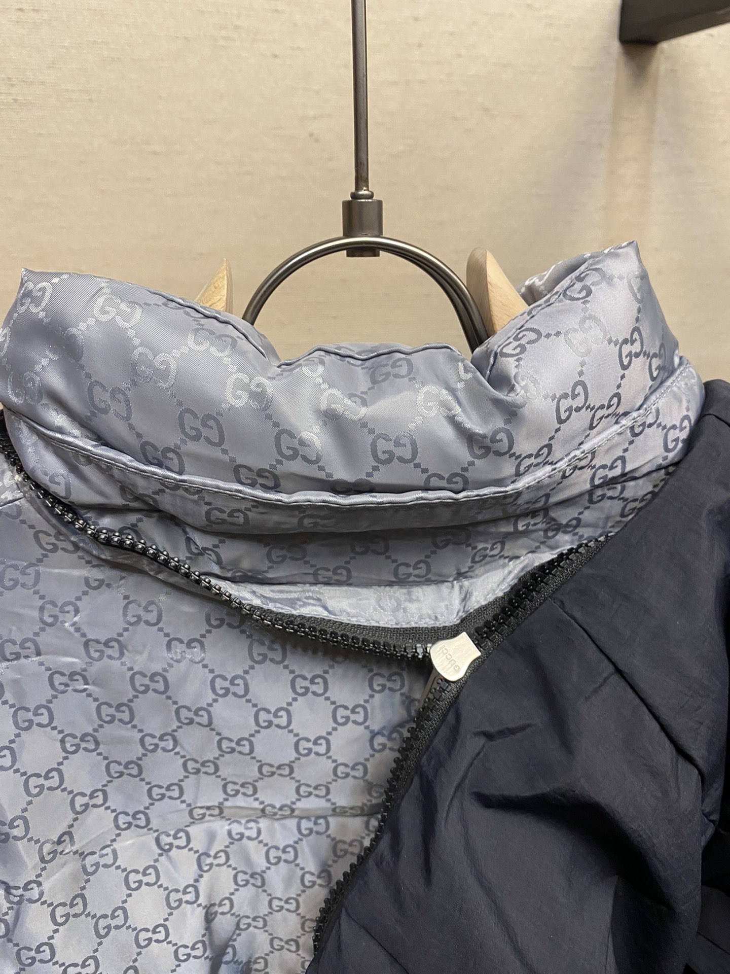 Gucci高仿立領拼色羽絨外套男款防風連帽設計|超A仿原單精品圖片 7 Gucci高仿立領拼色羽絨外套男款防風連帽設計|歐美奢侈品精品推薦