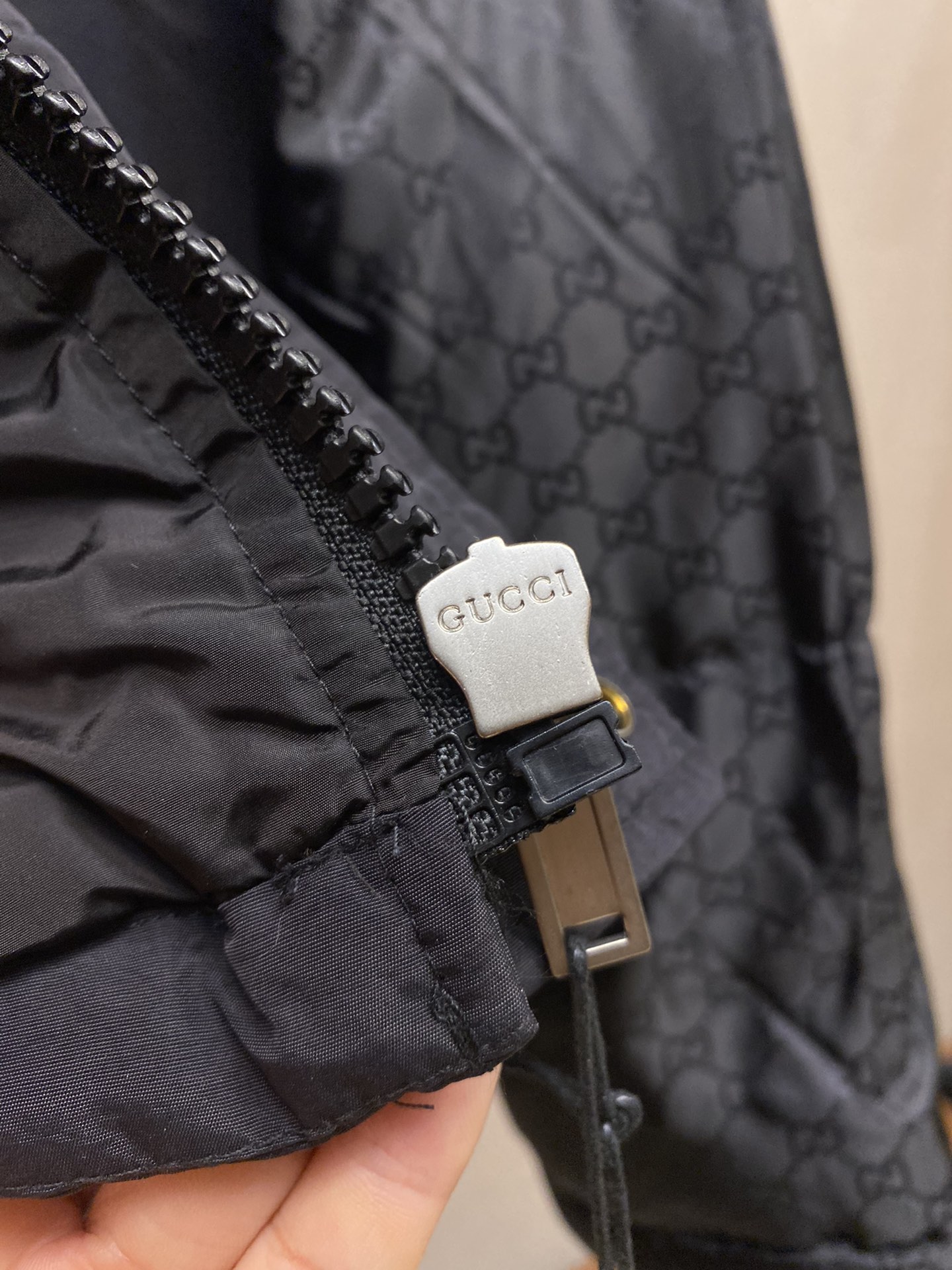 Gucci一比一黑色羽絨外套經典GG圖騰防風保暖|超A仿原單精品圖片 10 Gucci一比一黑色羽絨外套經典GG圖騰防風保暖|歐美奢侈品精品推薦