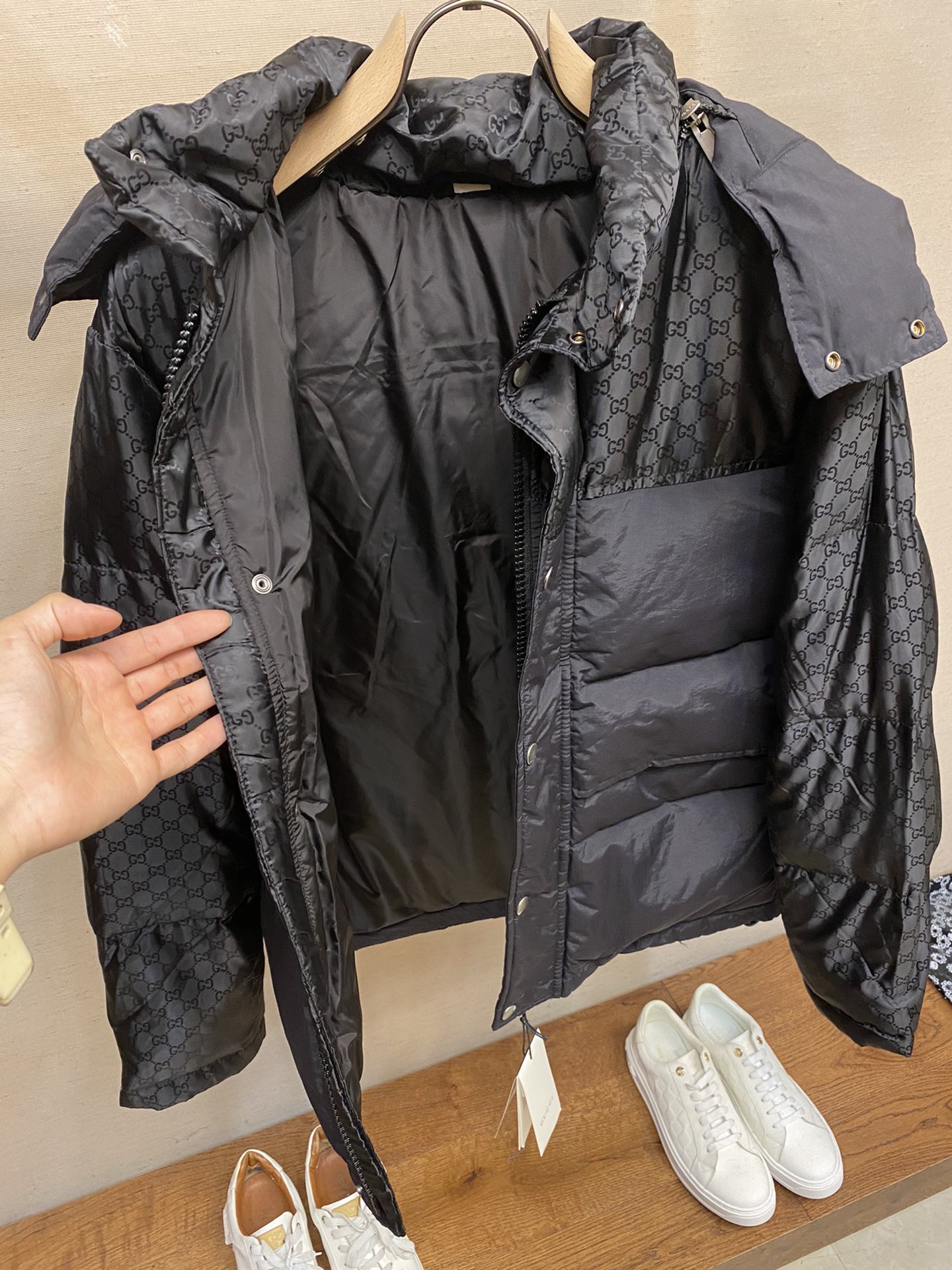 Gucci一比一黑色羽絨外套經典GG圖騰防風保暖|超A仿原單精品圖片 8 Gucci一比一黑色羽絨外套經典GG圖騰防風保暖|歐美奢侈品精品推薦