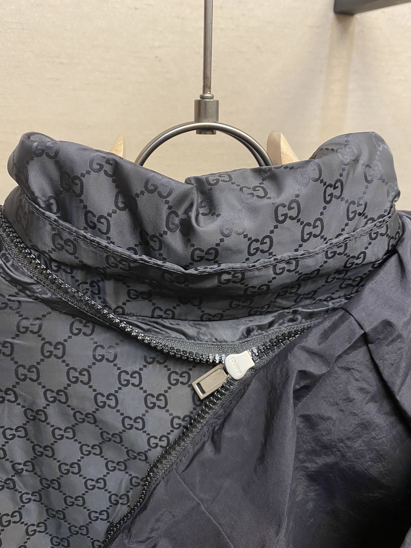 Gucci一比一黑色羽絨外套經典GG圖騰防風保暖|超A仿原單精品圖片 7 Gucci一比一黑色羽絨外套經典GG圖騰防風保暖|歐美奢侈品精品推薦