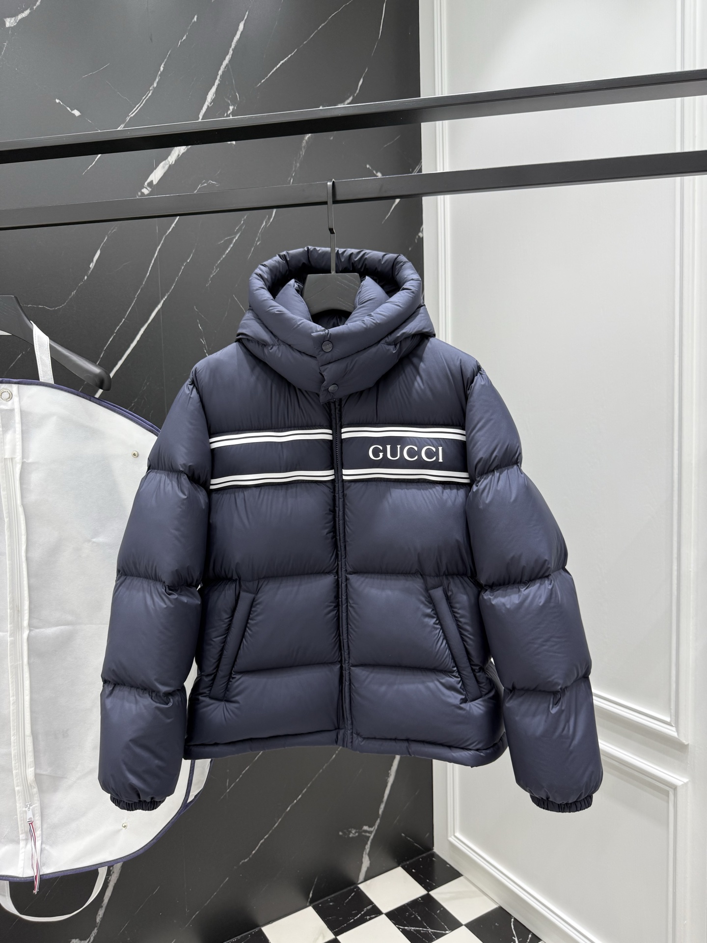 Gucci高仿羽絨外套藏藍配色男款連帽運動風