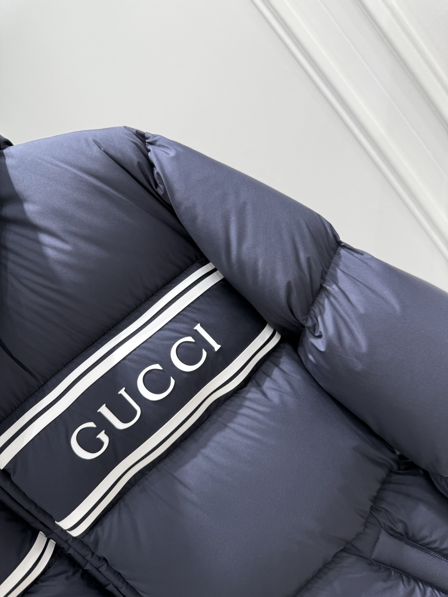 Gucci高仿羽絨外套藏藍配色男款連帽運動風|超A仿原單精品圖片 12 Gucci高仿羽絨外套藏藍配色男款連帽運動風|歐美奢侈品精品推薦