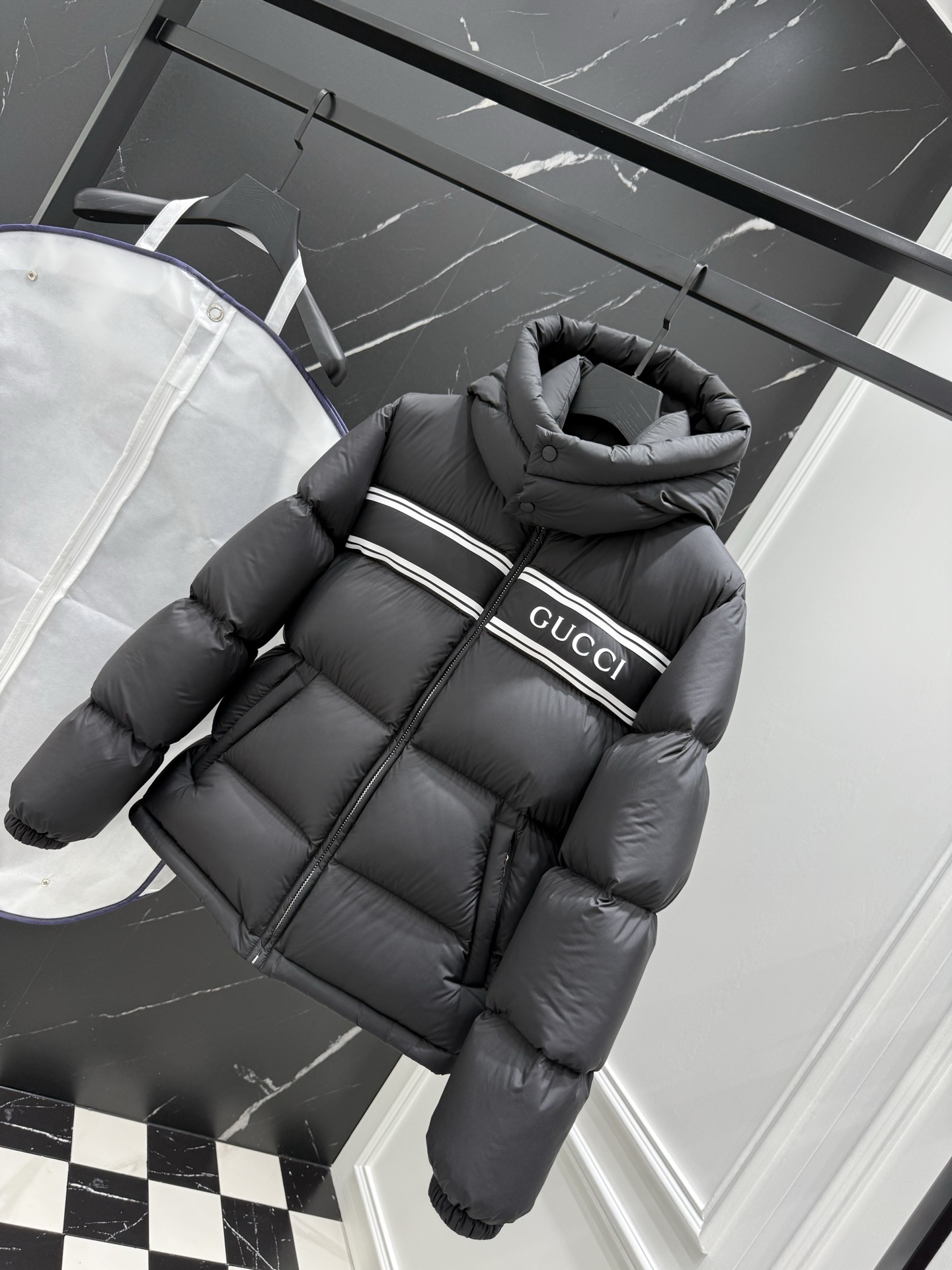 Gucci一比一黑色羽絨外套男士雙白線LOGO設計|超A仿原單精品圖片 14 Gucci一比一黑色羽絨外套男士雙白線LOGO設計|歐美奢侈品精品推薦