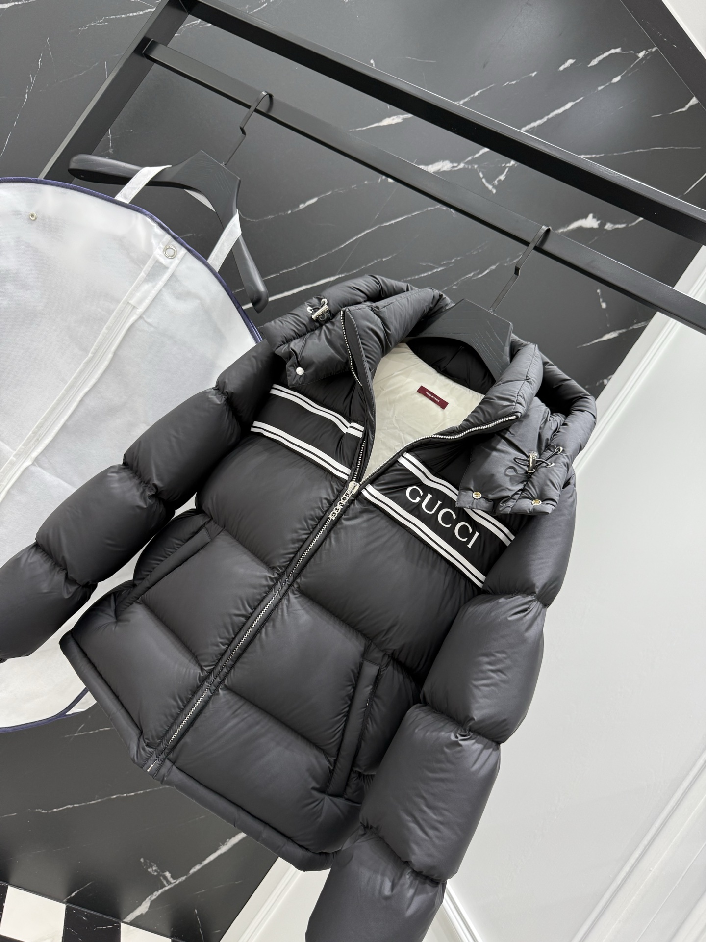 Gucci一比一黑色羽絨外套男士雙白線LOGO設計|超A仿原單精品圖片 8 Gucci一比一黑色羽絨外套男士雙白線LOGO設計|歐美奢侈品精品推薦