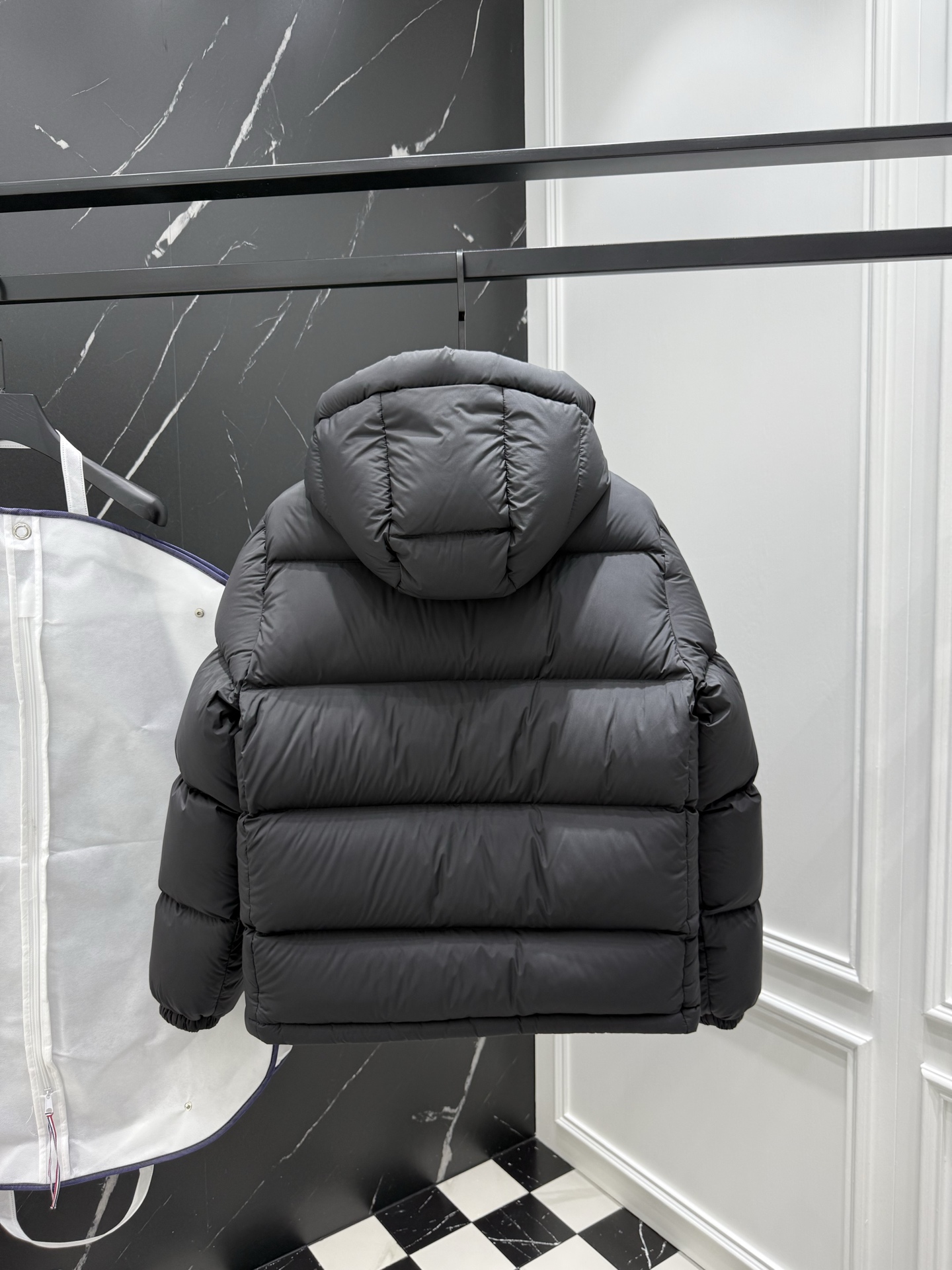 Gucci一比一黑色羽絨外套男士雙白線LOGO設計|超A仿原單精品圖片 7 Gucci一比一黑色羽絨外套男士雙白線LOGO設計|歐美奢侈品精品推薦