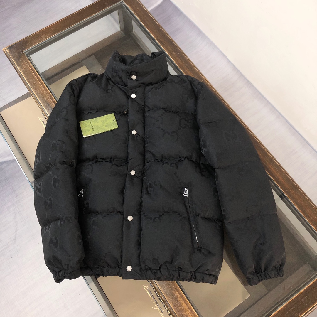 Gucci高仿羽絨外套黑色GG壓紋立領設計百搭款