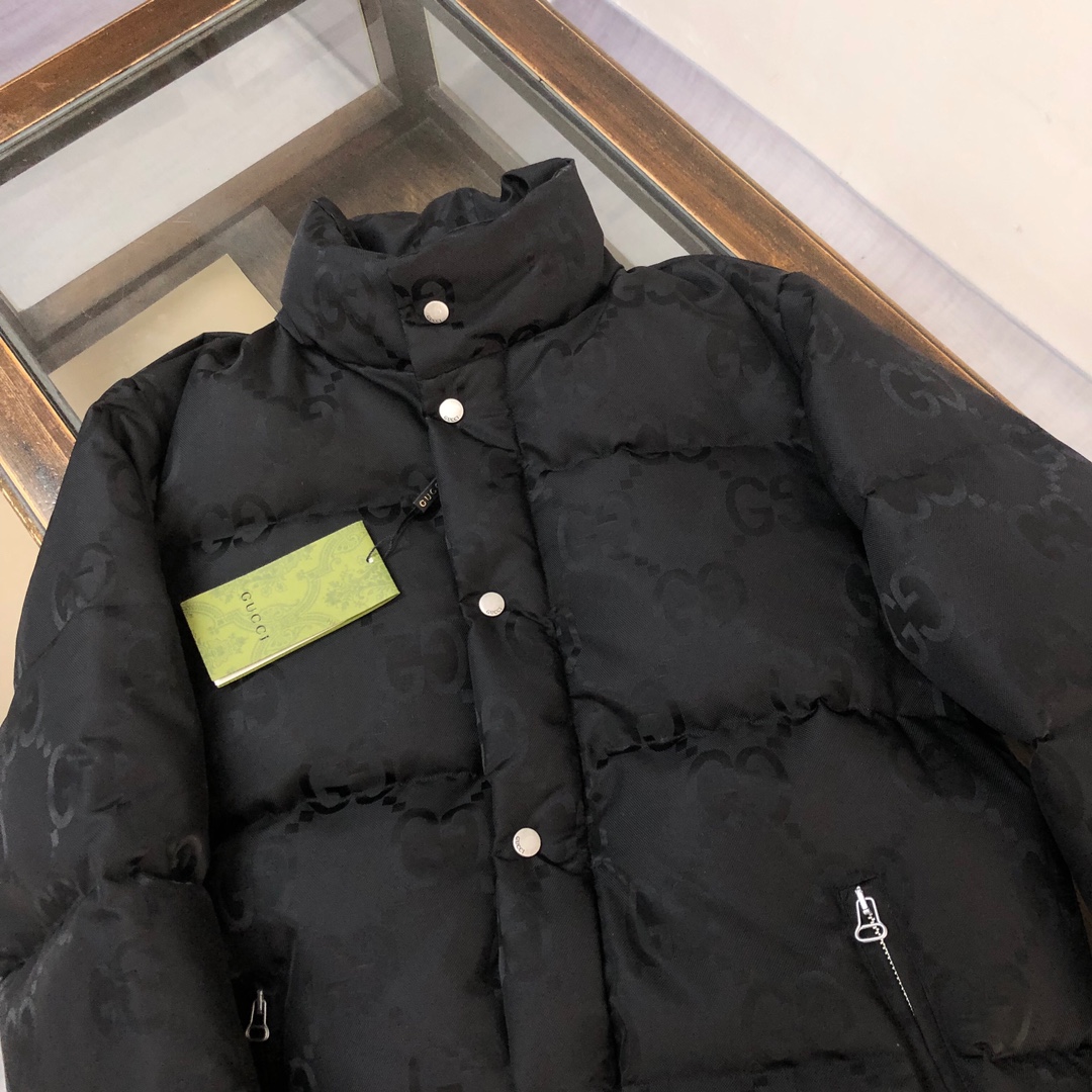 Gucci高仿羽絨外套黑色GG壓紋立領設計百搭款|超A仿原單精品圖片 13 Gucci高仿羽絨外套黑色GG壓紋立領設計百搭款|歐美奢侈品精品推薦