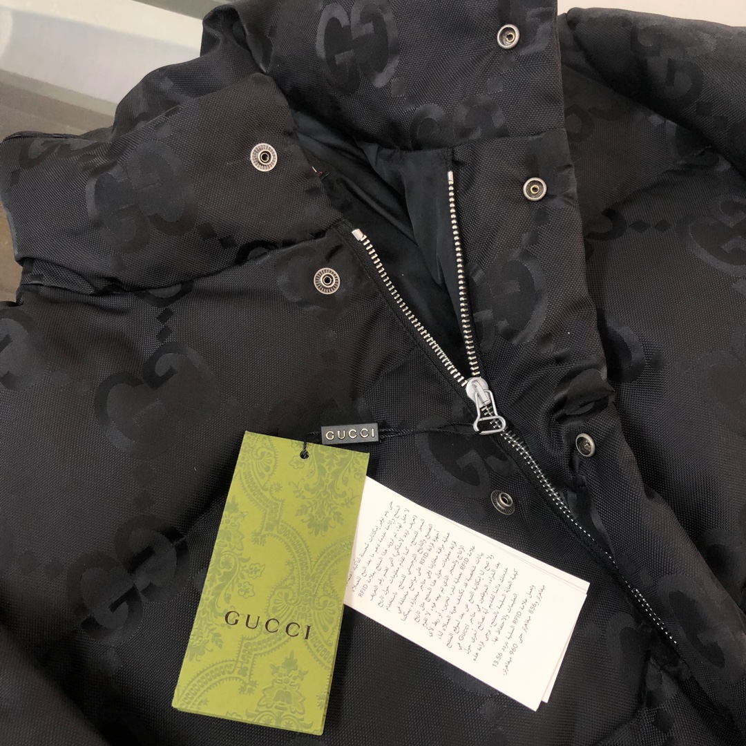 Gucci高仿羽絨外套黑色GG壓紋立領設計百搭款|超A仿原單精品圖片 12 Gucci高仿羽絨外套黑色GG壓紋立領設計百搭款|歐美奢侈品精品推薦