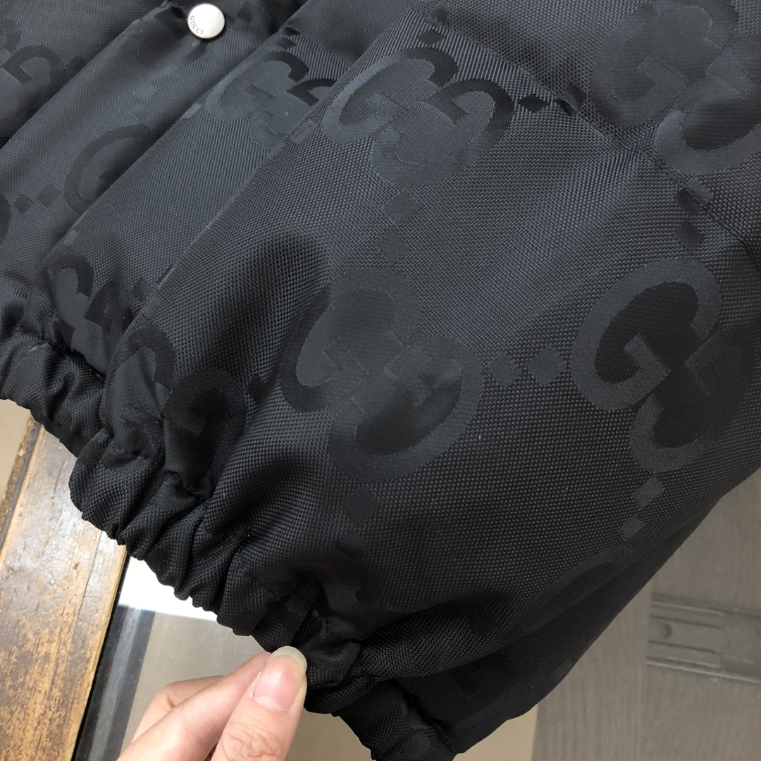Gucci高仿羽絨外套黑色GG壓紋立領設計百搭款|超A仿原單精品圖片 11 Gucci高仿羽絨外套黑色GG壓紋立領設計百搭款|歐美奢侈品精品推薦
